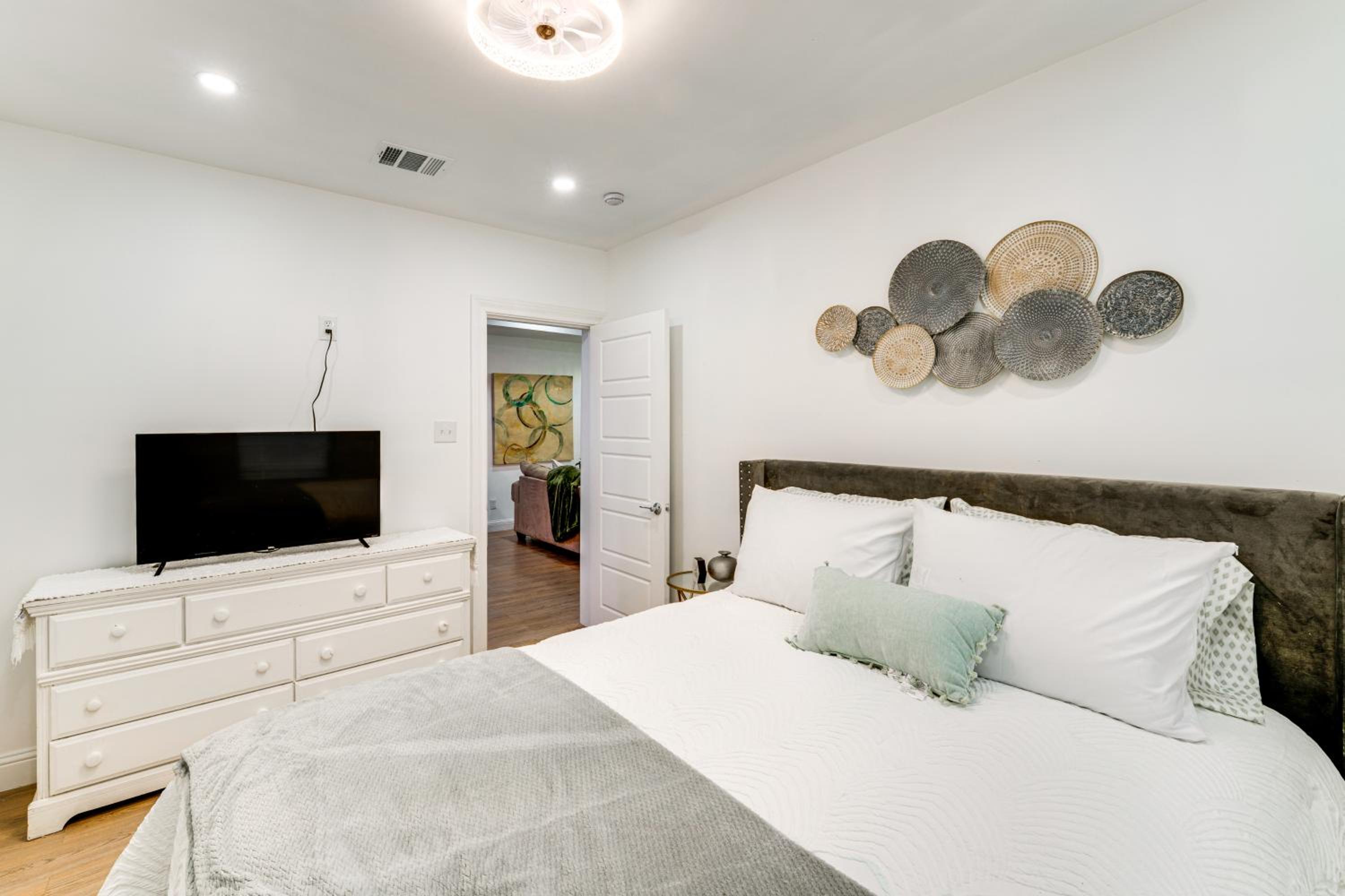 5 Mi to Dtwn Dallas Home with Patio and Fire Pit!