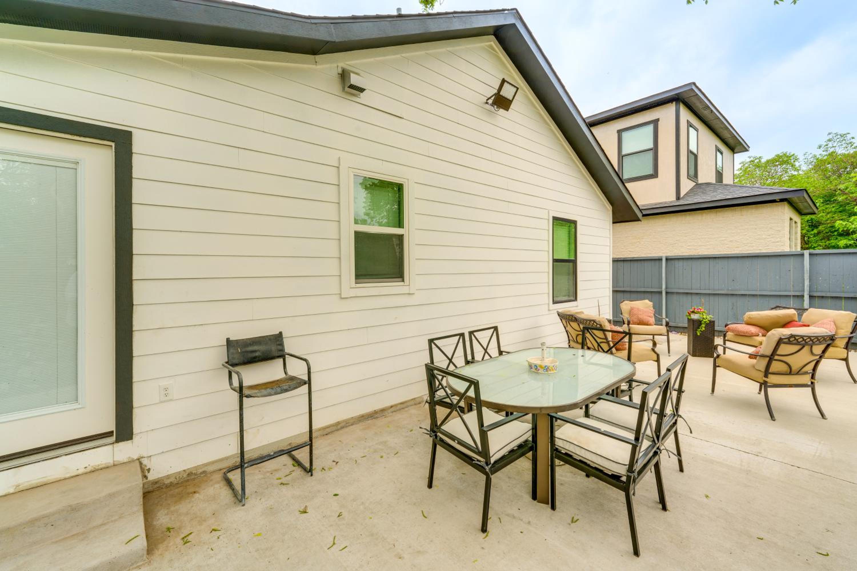 5 Mi to Dtwn Dallas Home with Patio and Fire Pit!