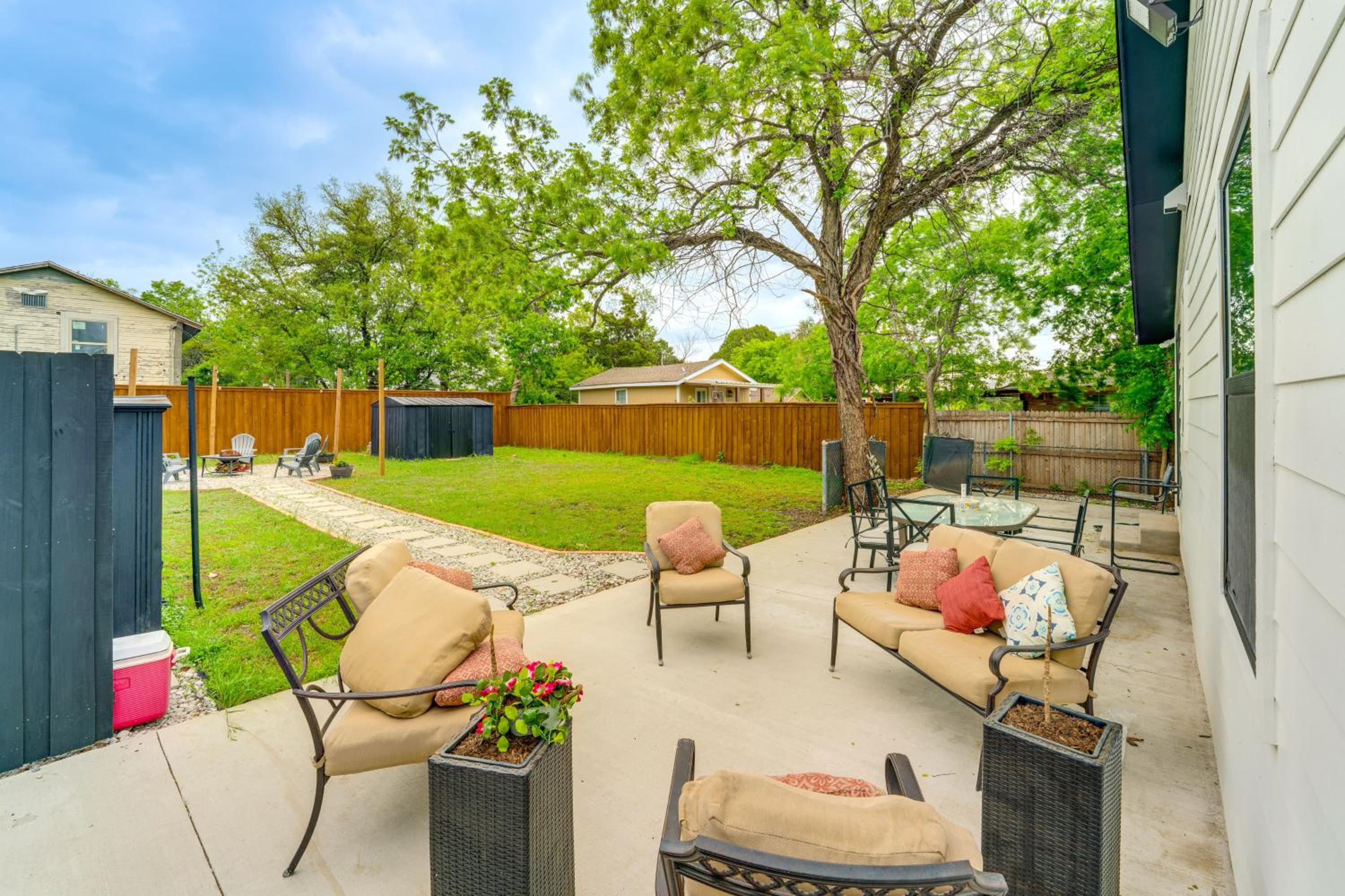 5 Mi to Dtwn Dallas Home with Patio and Fire Pit!
