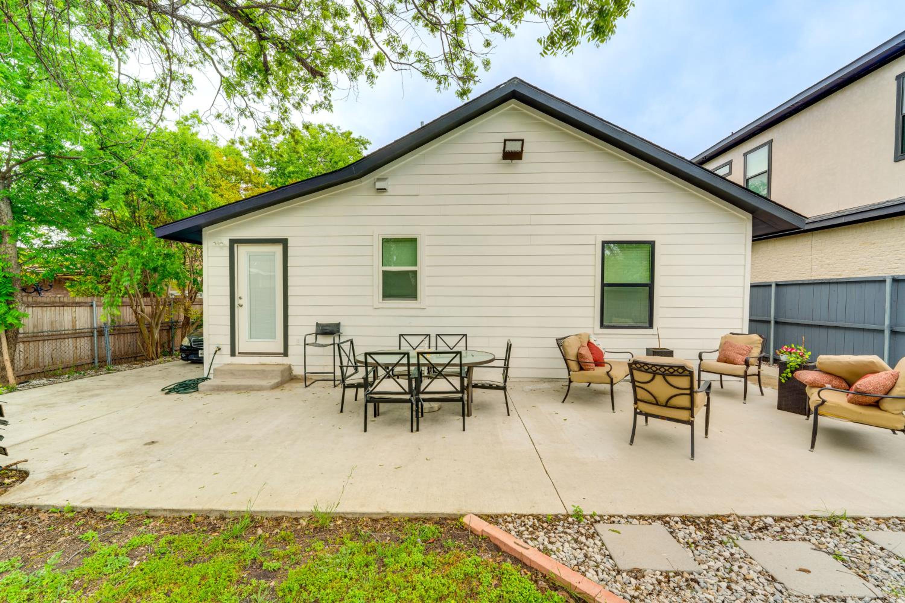 5 Mi to Dtwn Dallas Home with Patio and Fire Pit!