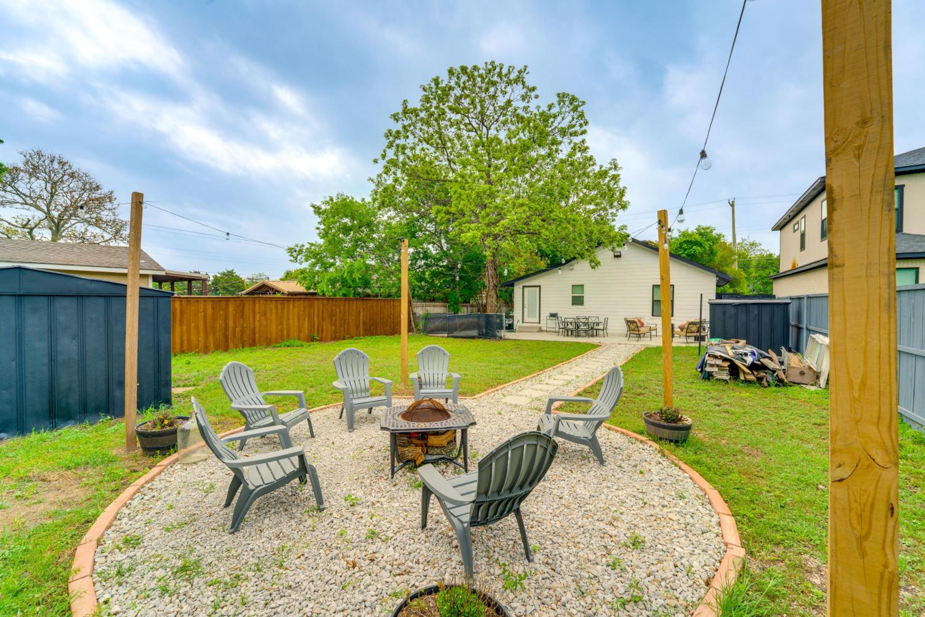 5 Mi to Dtwn Dallas Home with Patio and Fire Pit!