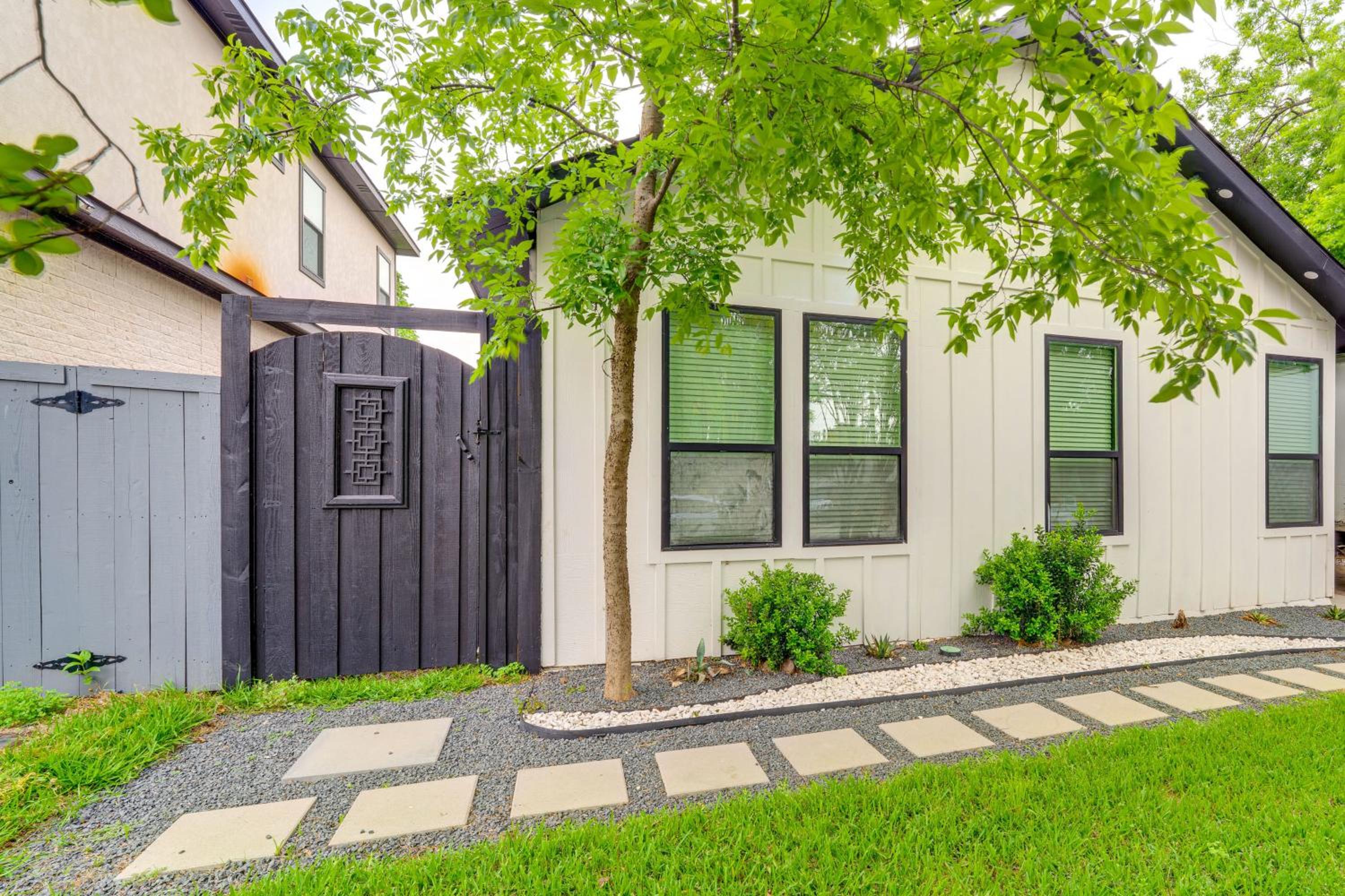 5 Mi to Dtwn Dallas Home with Patio and Fire Pit!