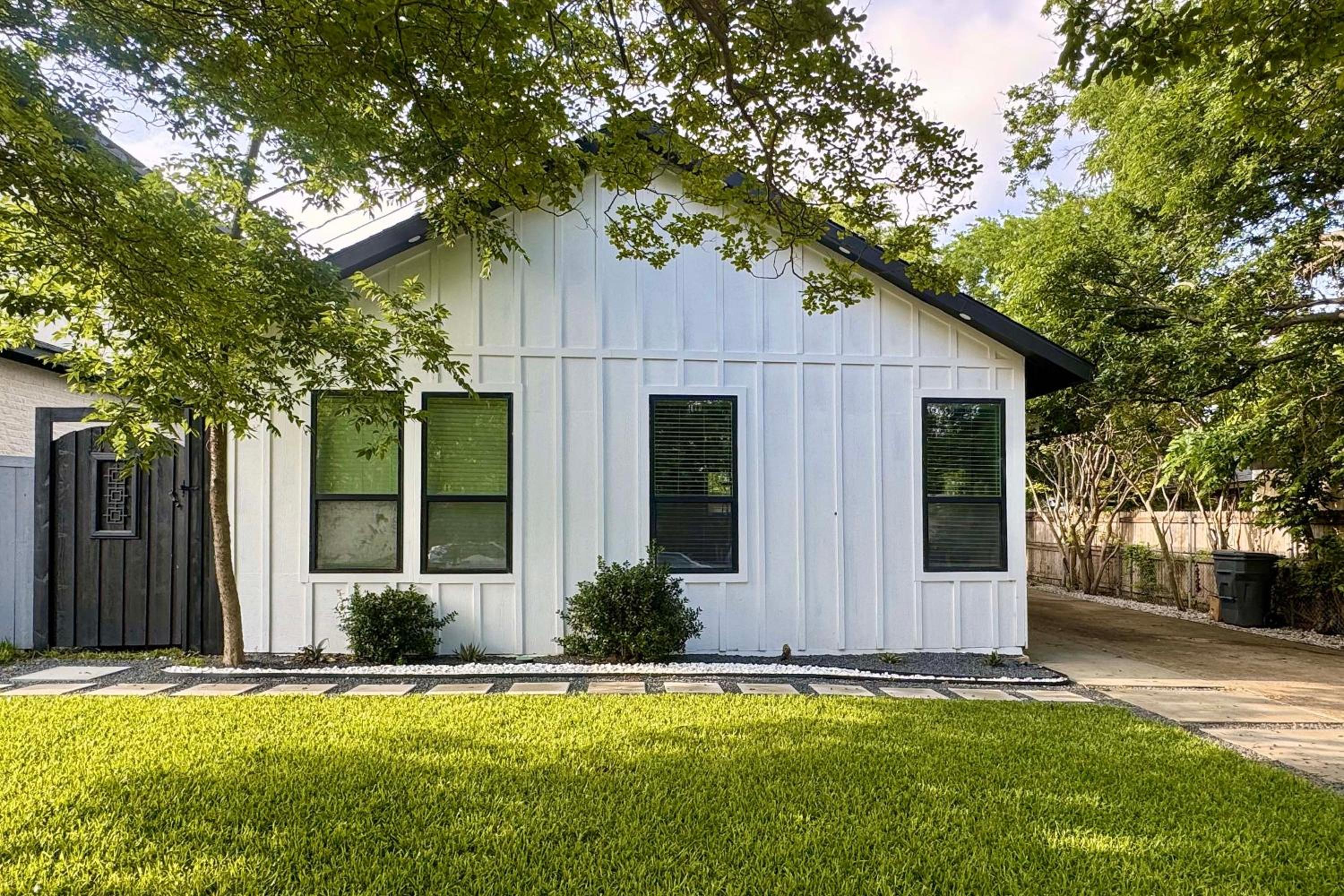 5 Mi to Dtwn Dallas Home with Patio and Fire Pit!