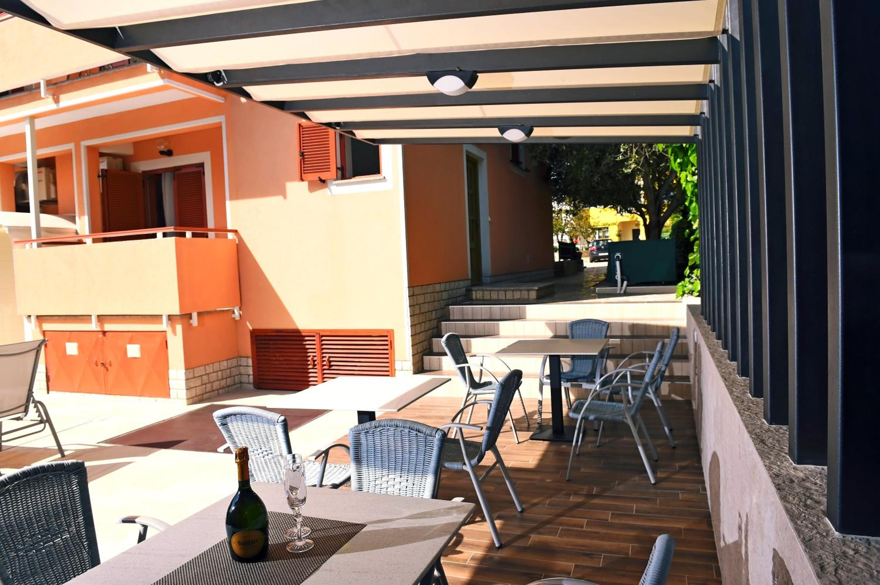 Apartments Zdjelar