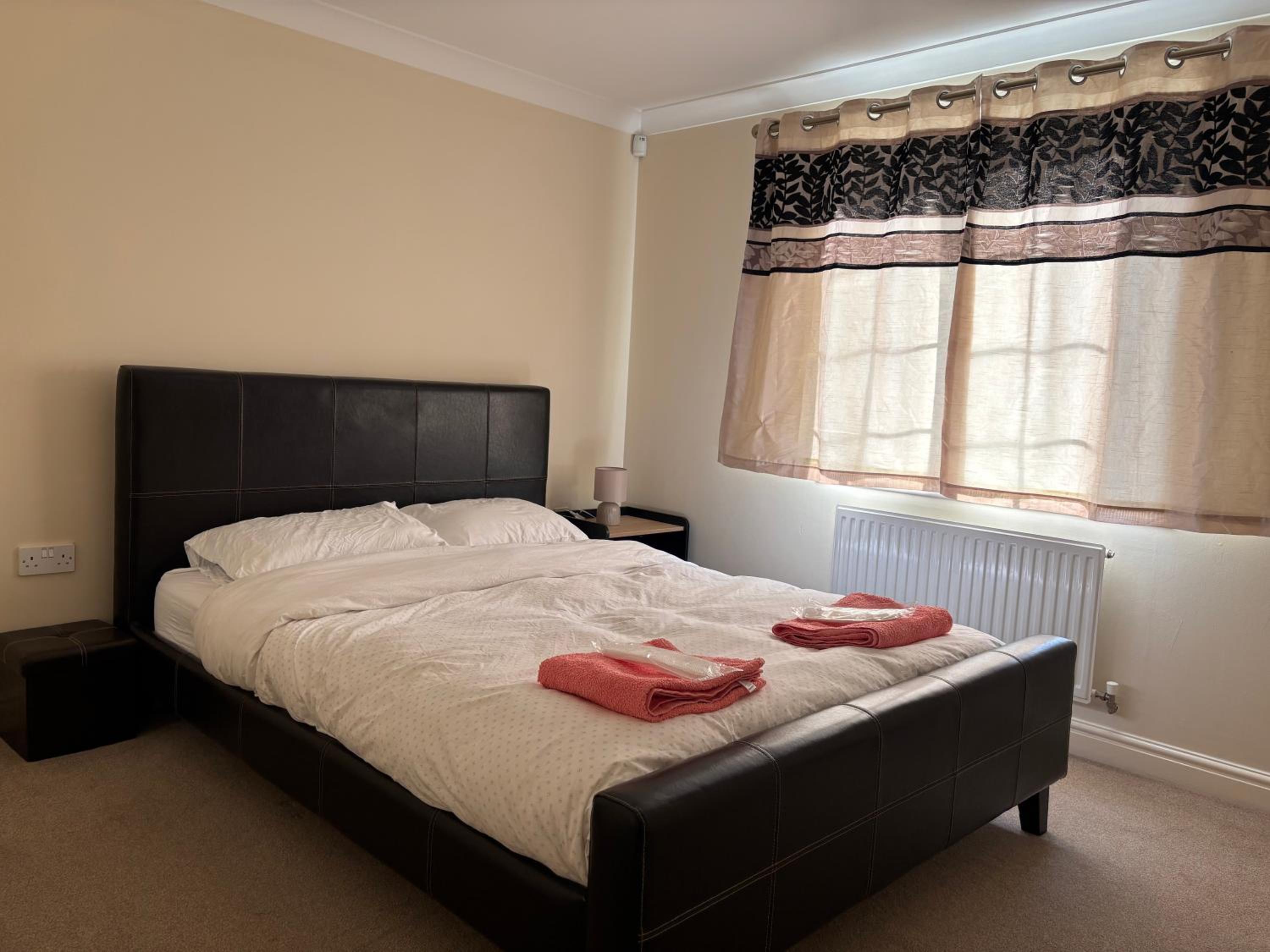 Spacious 2-Bed Family Flat in Wimbledon Near Tube