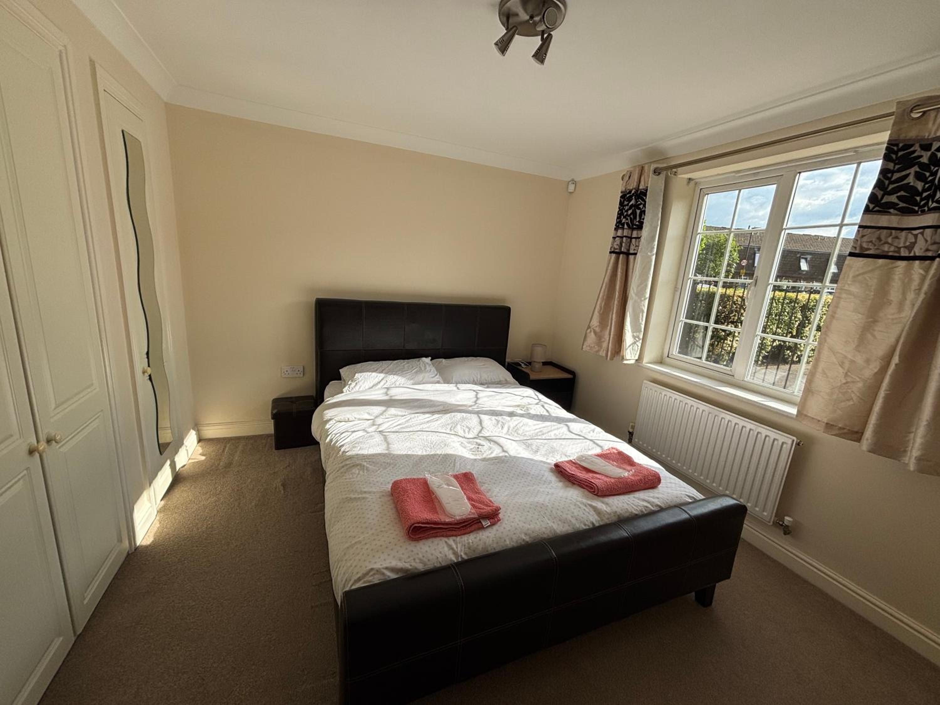 Spacious 2-Bed Family Flat in Wimbledon Near Tube