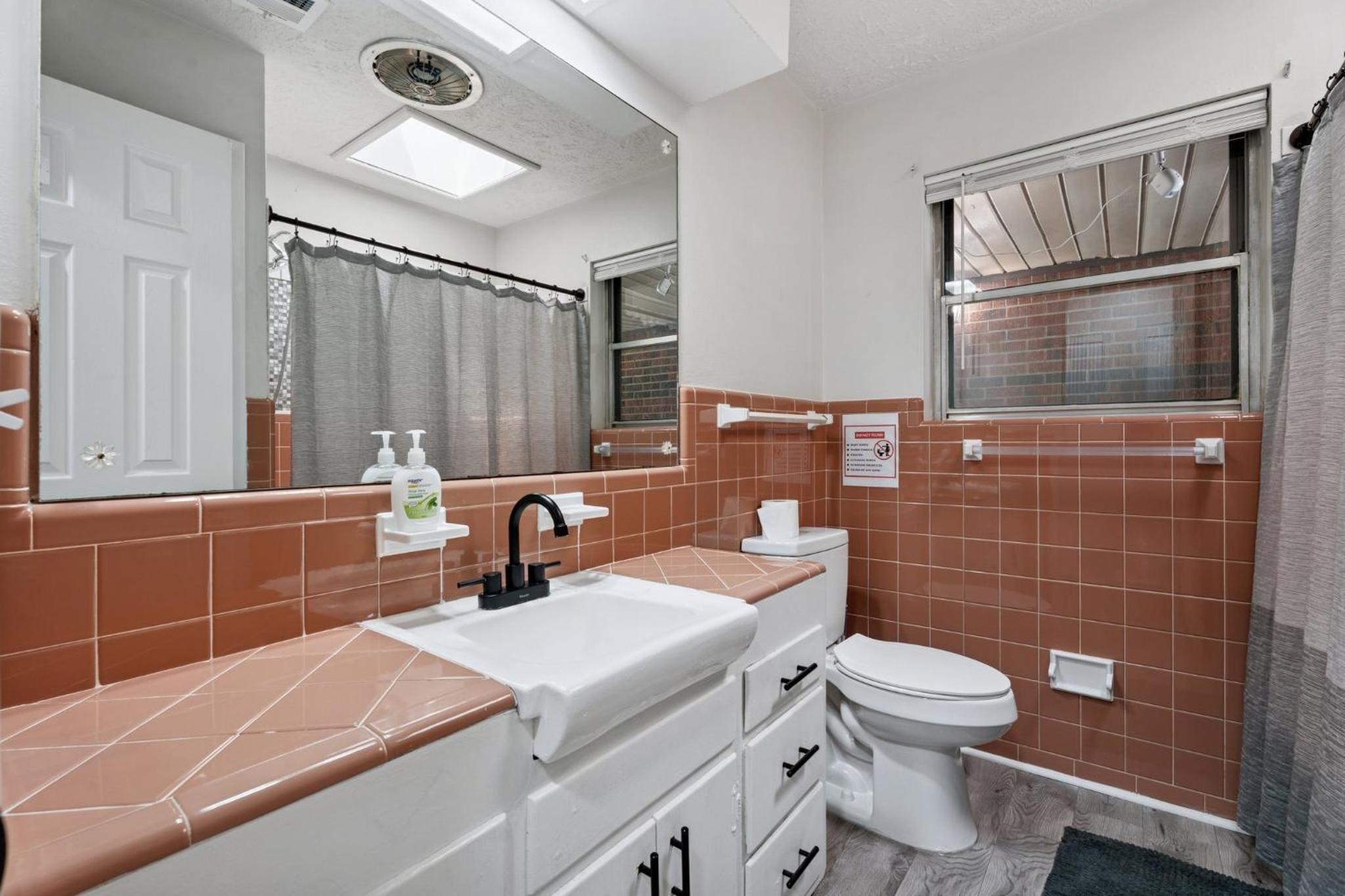 5BR Home Kitchen Laundry Sleeps 10 #12
