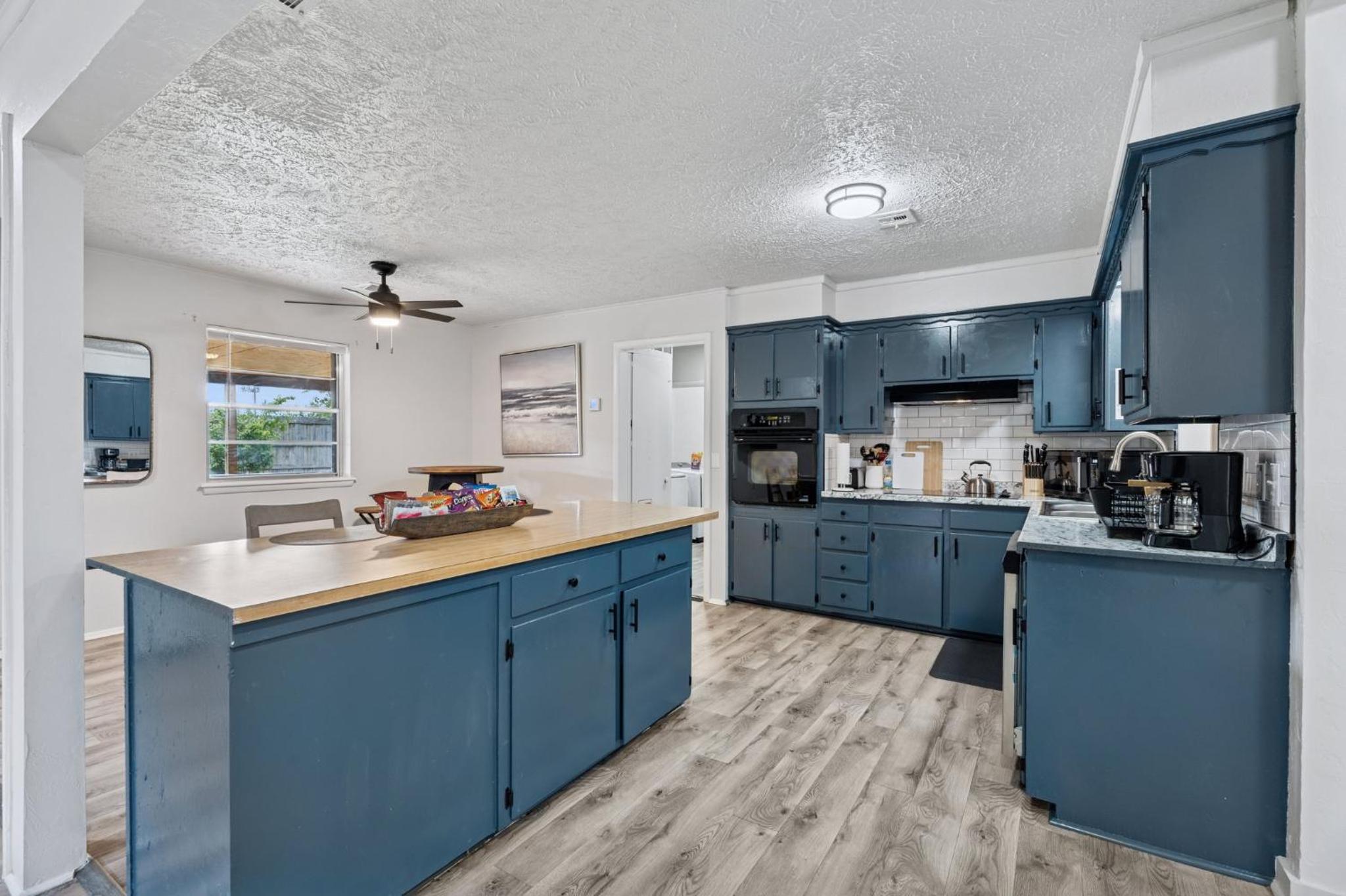 5BR Home Kitchen Laundry Sleeps 10 #12