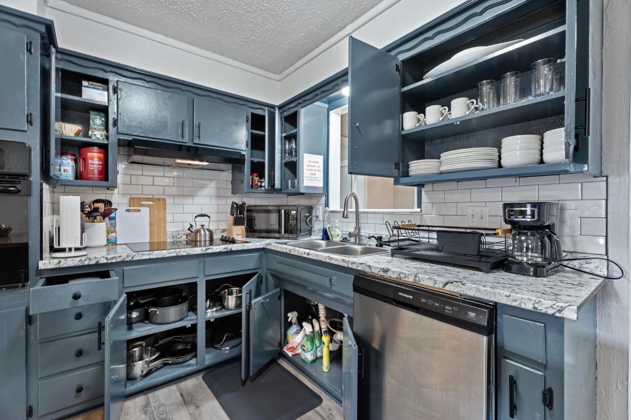 5BR Home Kitchen Laundry Sleeps 10 #12