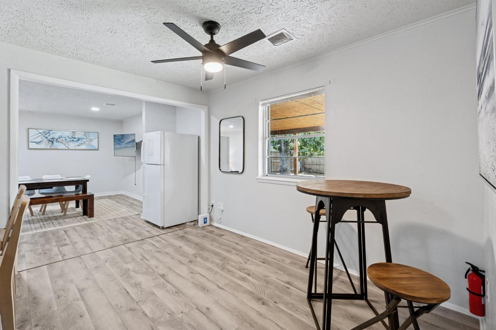 5BR Home Kitchen Laundry Sleeps 10 #12