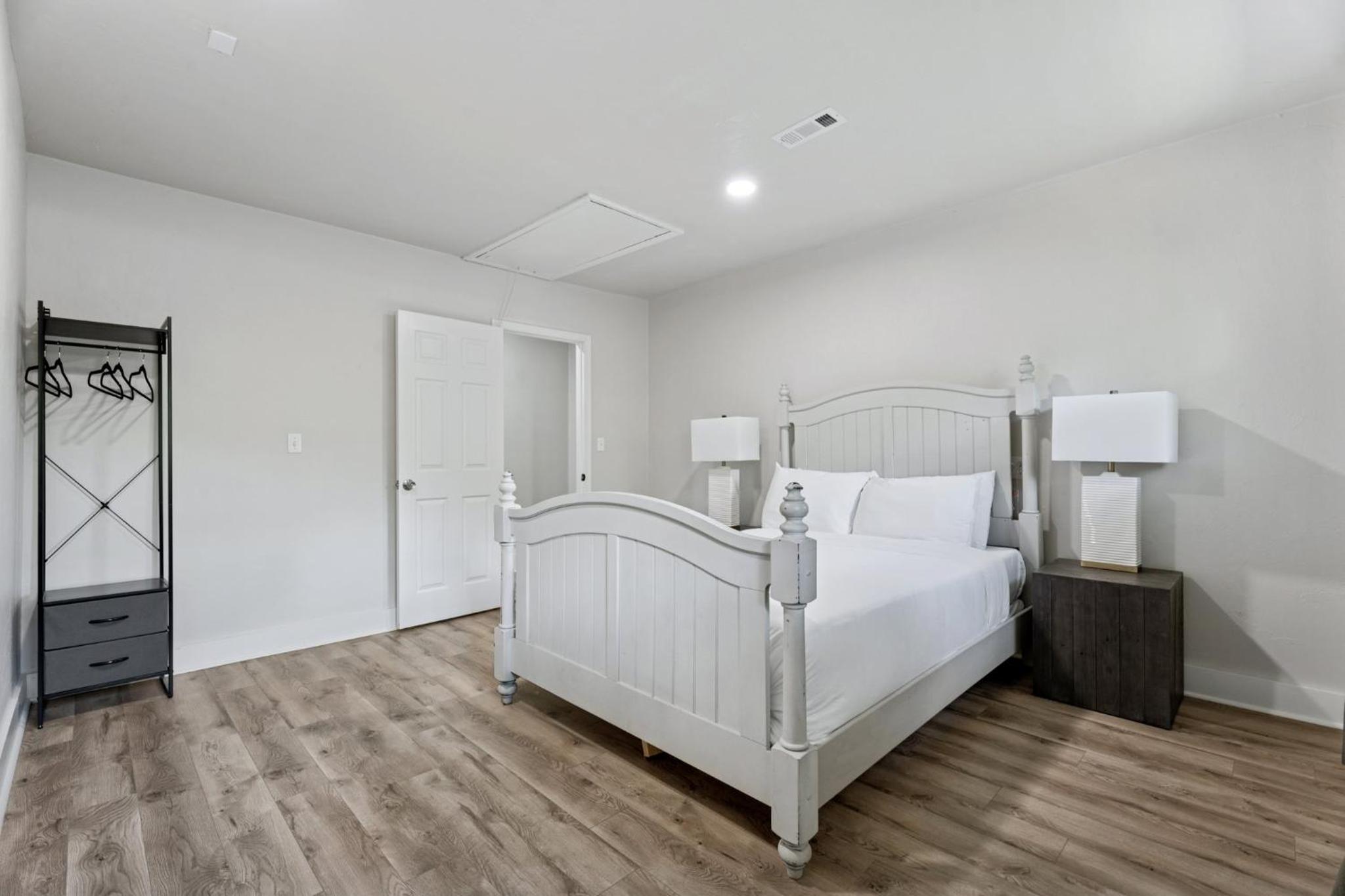 5BR Home Kitchen Laundry Sleeps 10 #12