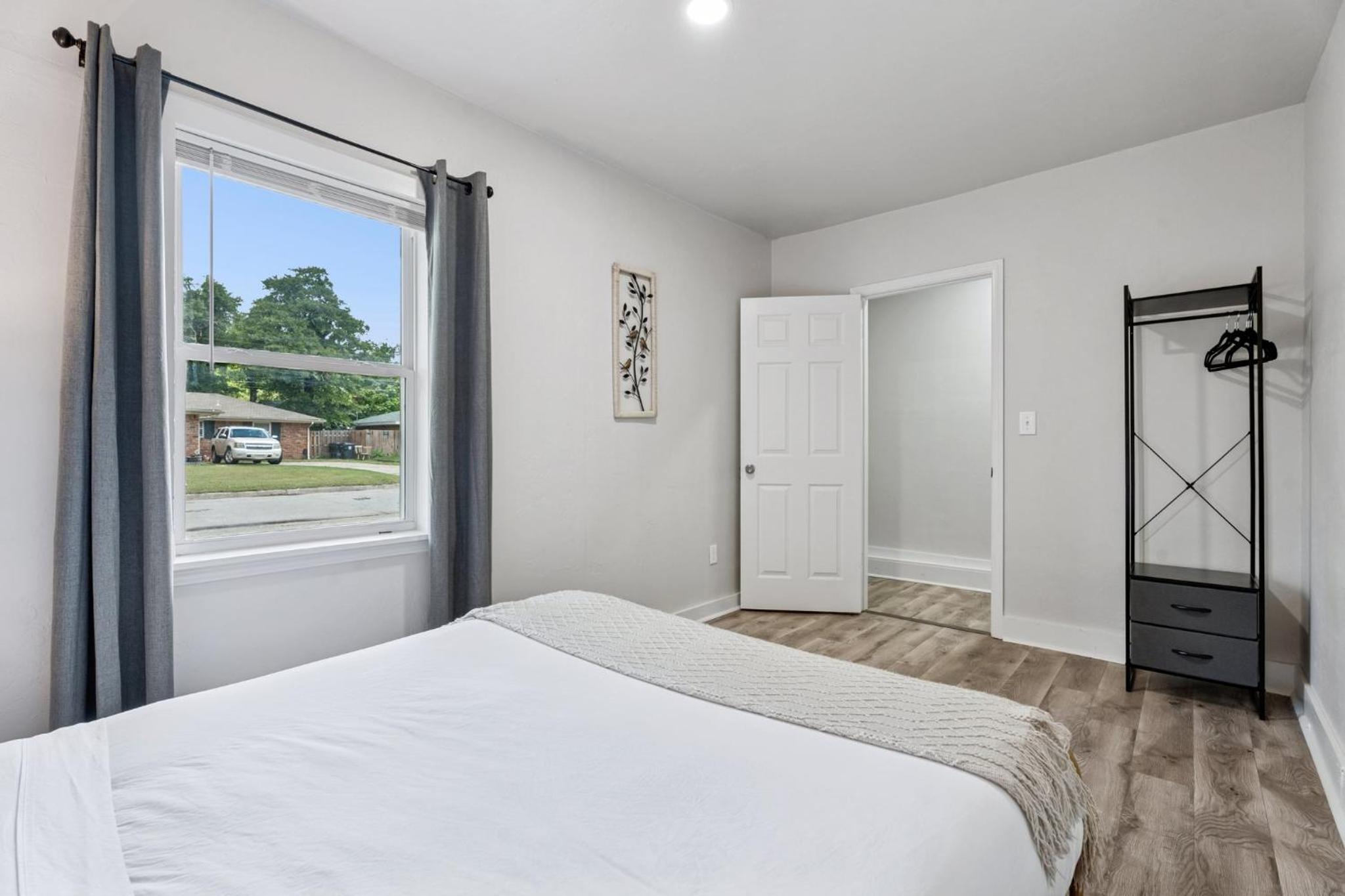 5BR Home Kitchen Laundry Sleeps 10 #12