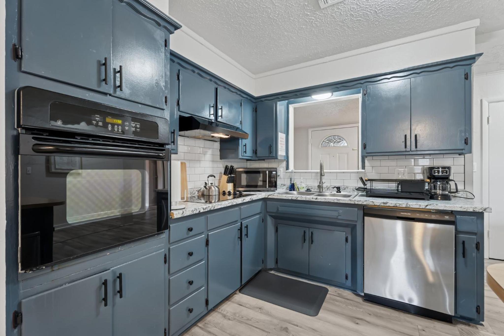 5BR Home Kitchen Laundry Sleeps 10 #12
