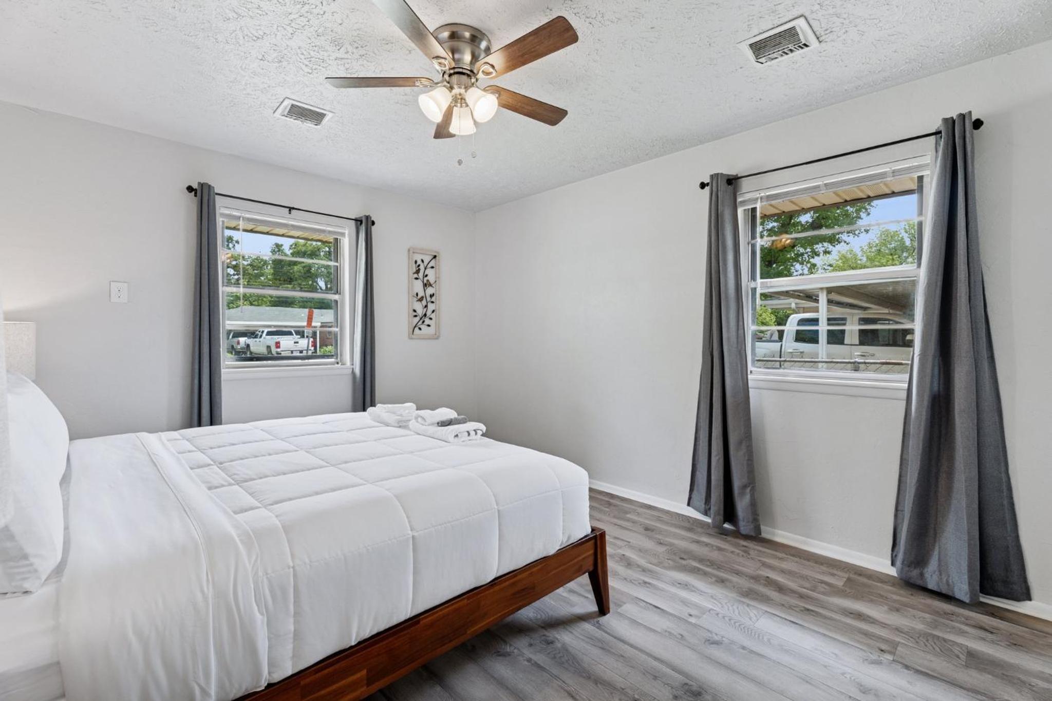 5BR Home Kitchen Laundry Sleeps 10 #12