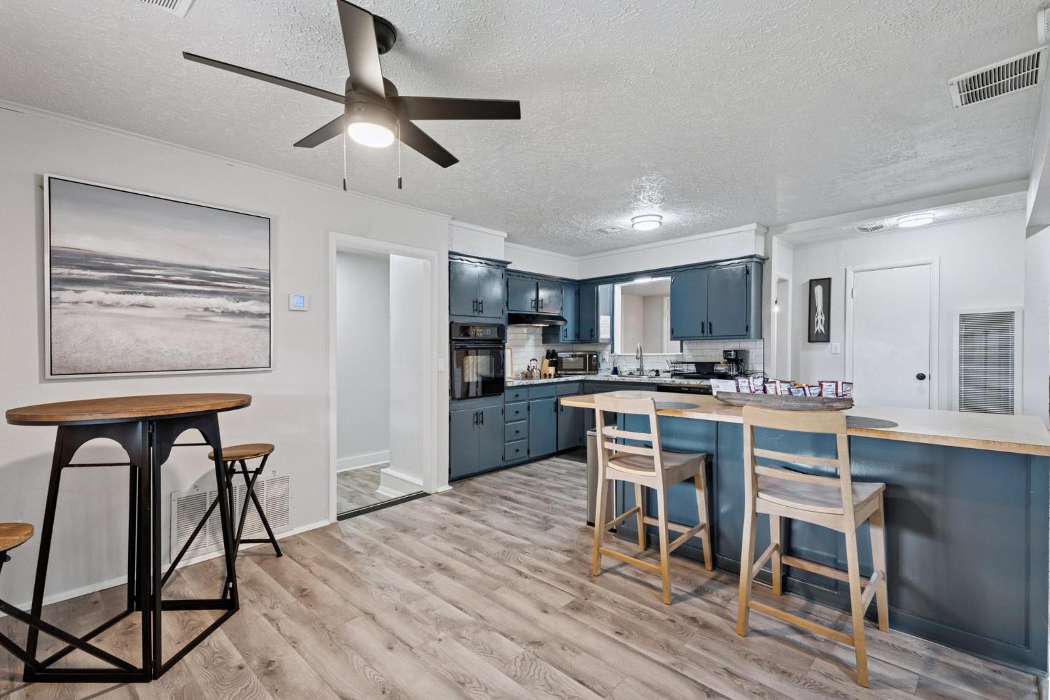 5BR Home Kitchen Laundry Sleeps 10 #12