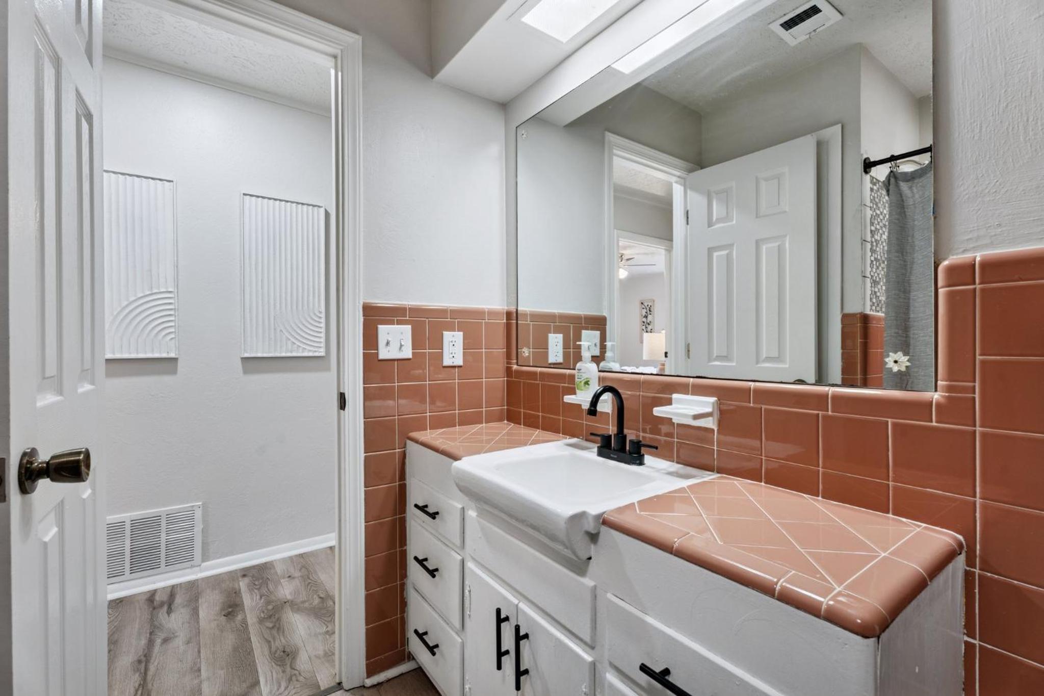 5BR Home Kitchen Laundry Sleeps 10 #12