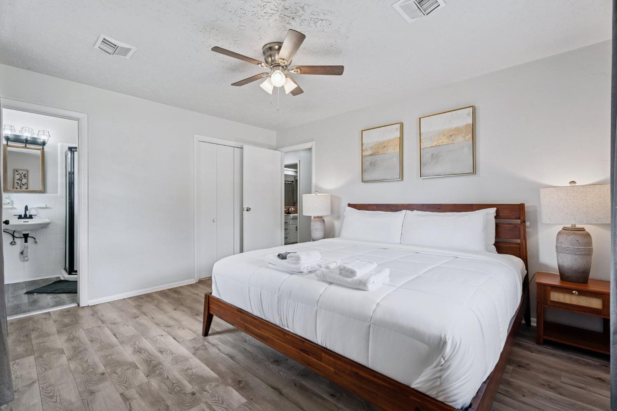 5BR Home Kitchen Laundry Sleeps 10 #12