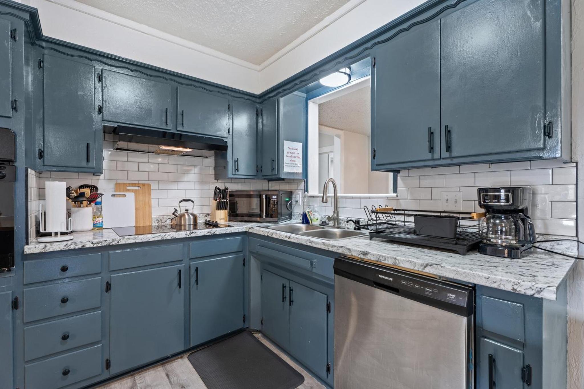 5BR Home Kitchen Laundry Sleeps 10 #12