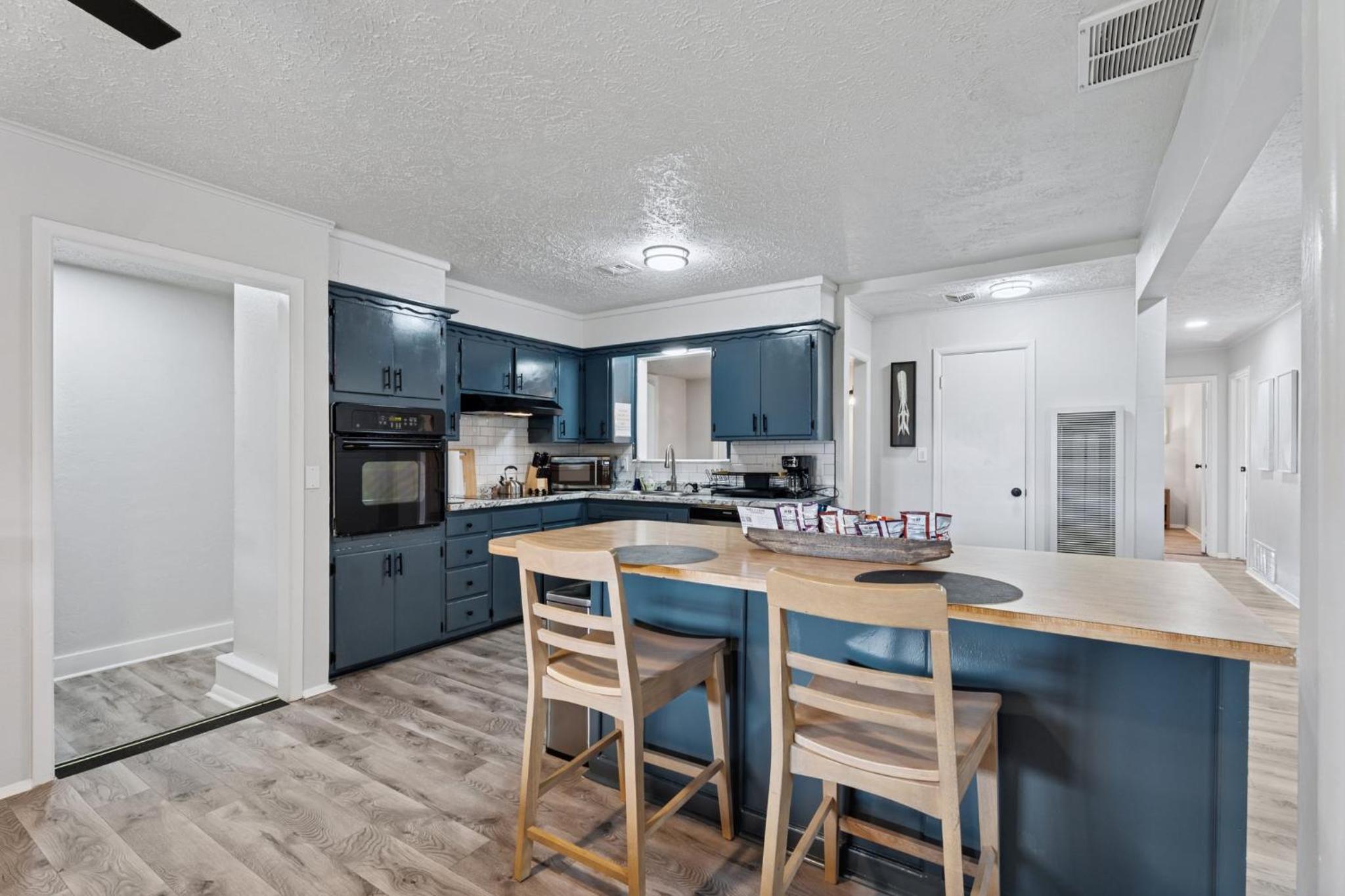 5BR Home Kitchen Laundry Sleeps 10 #12