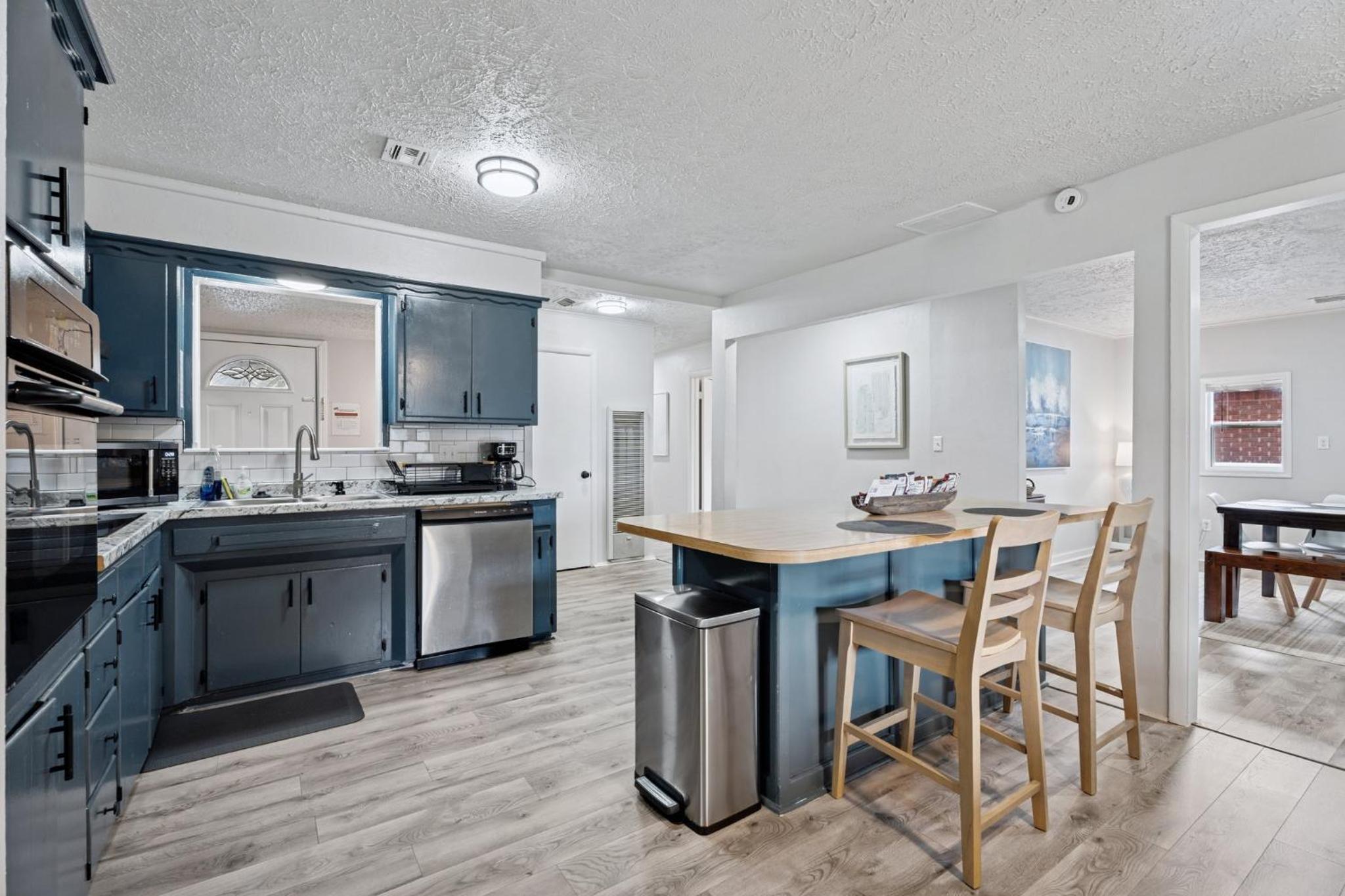 5BR Home Kitchen Laundry Sleeps 10 #12