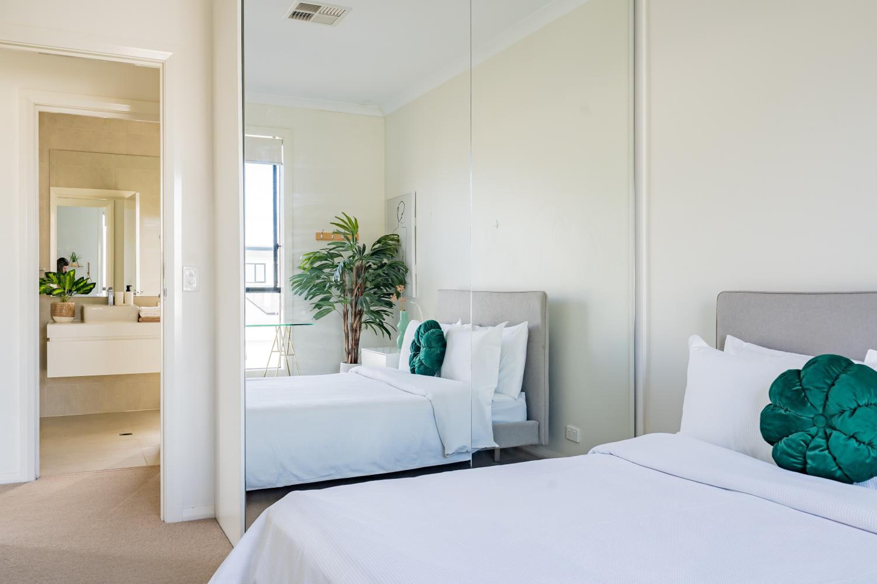 Bright 2BR Home near Beach, Free Parking, WiFi & Full Kitchen