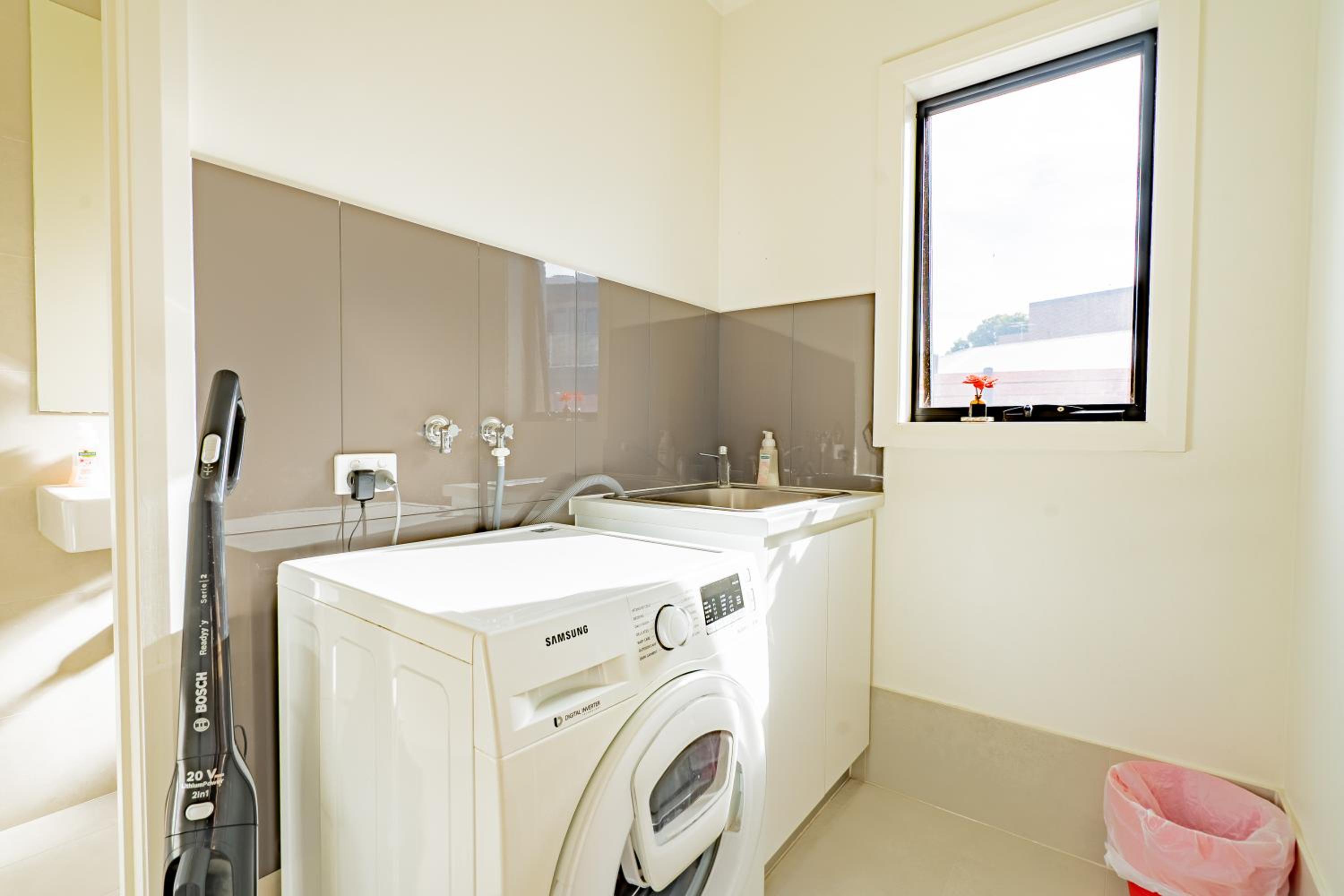 Bright 2BR Home near Beach, Free Parking, WiFi & Full Kitchen