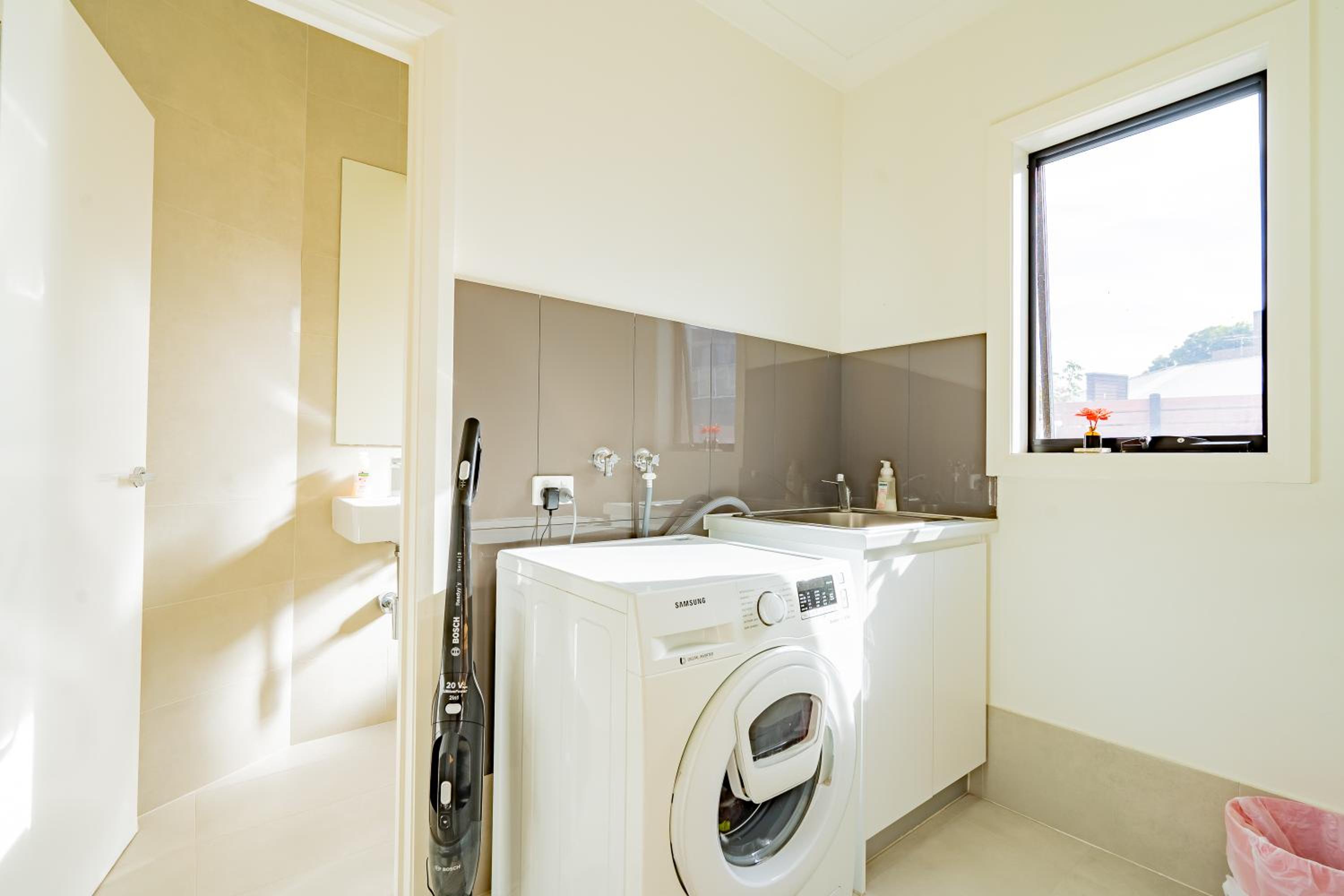 Bright 2BR Home near Beach, Free Parking, WiFi & Full Kitchen