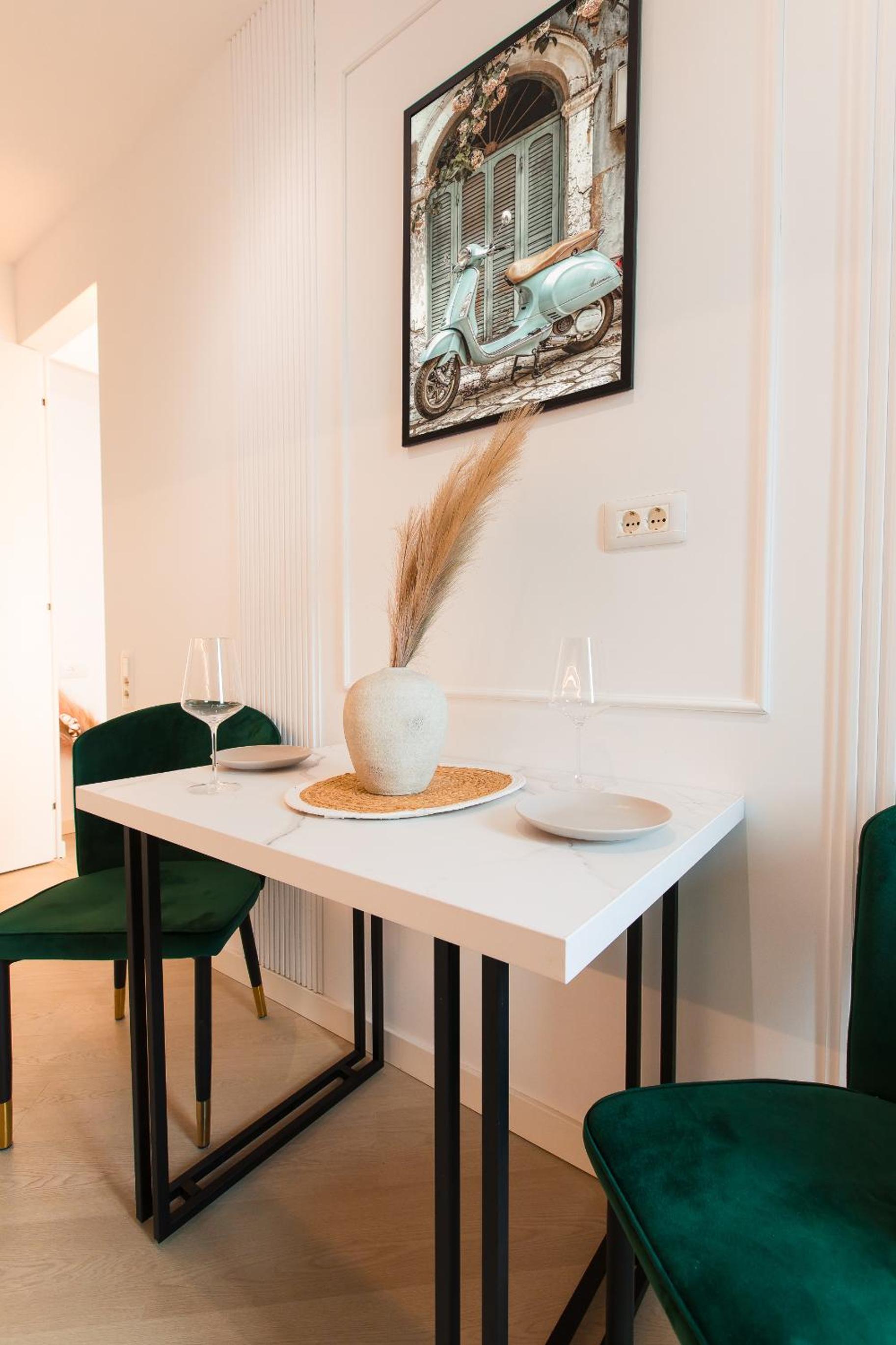 Cortina North - Skyline Studio with City Views