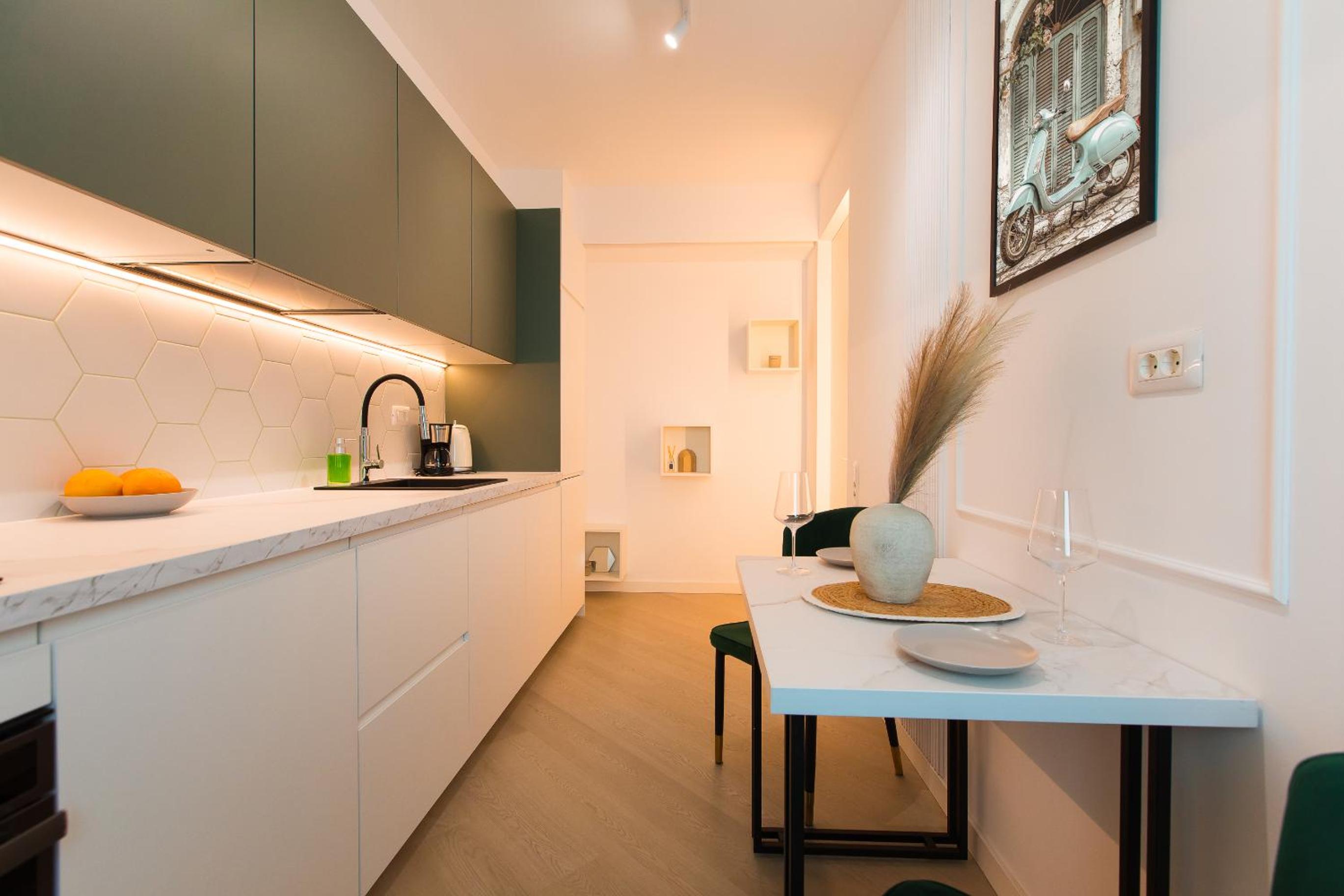 Cortina North - Skyline Studio with City Views
