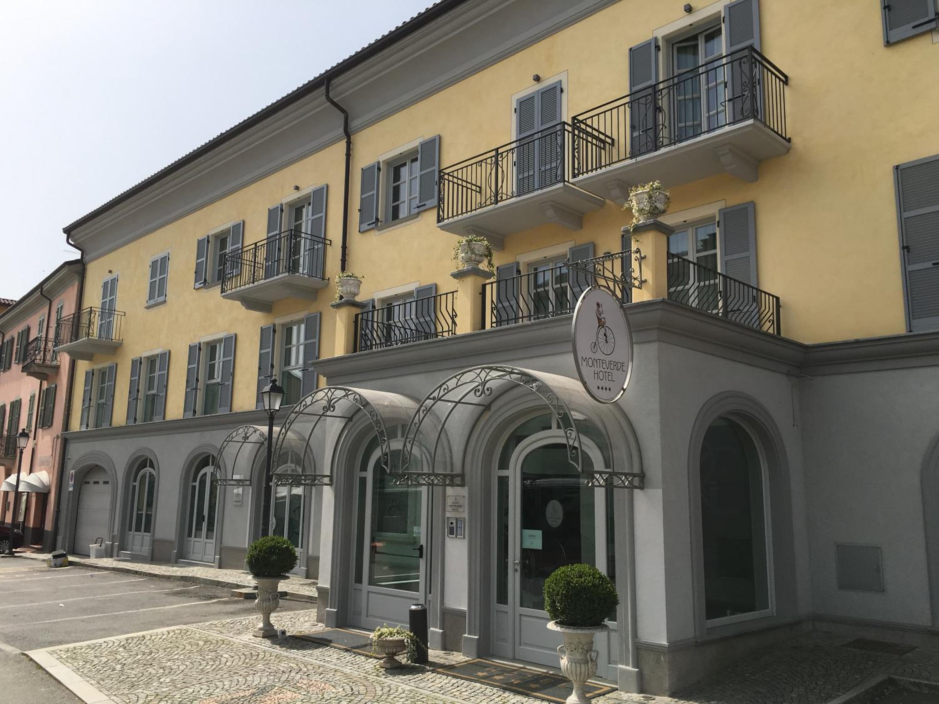 Monteverde Apartments