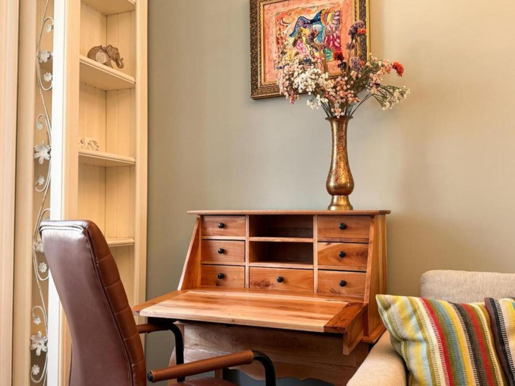 1BR Apartment in the Center with Free Street Parking and Designated Workspace