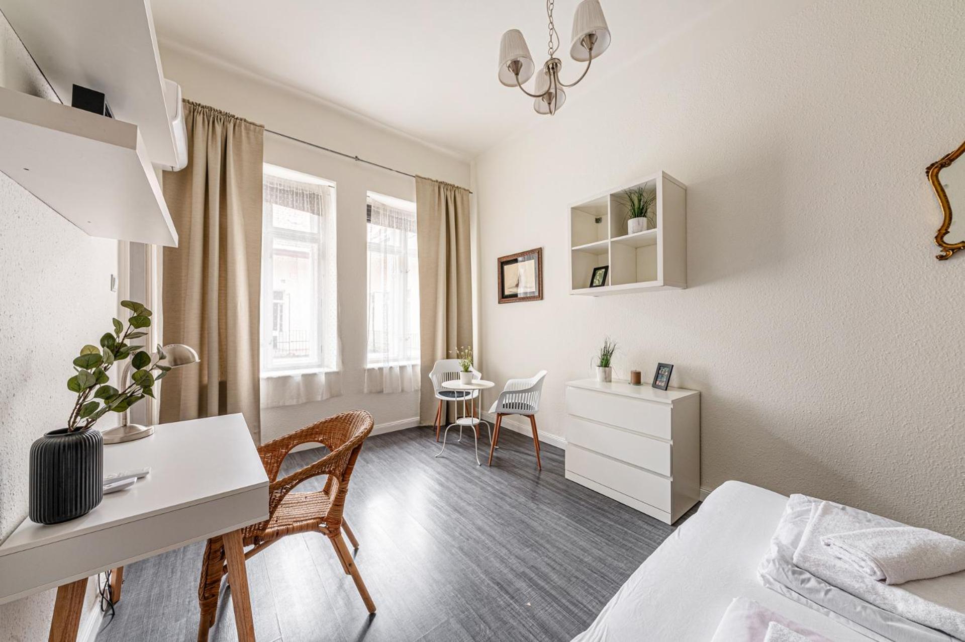 Chain Bridge Apt Cozy AC Comfort Near Everything