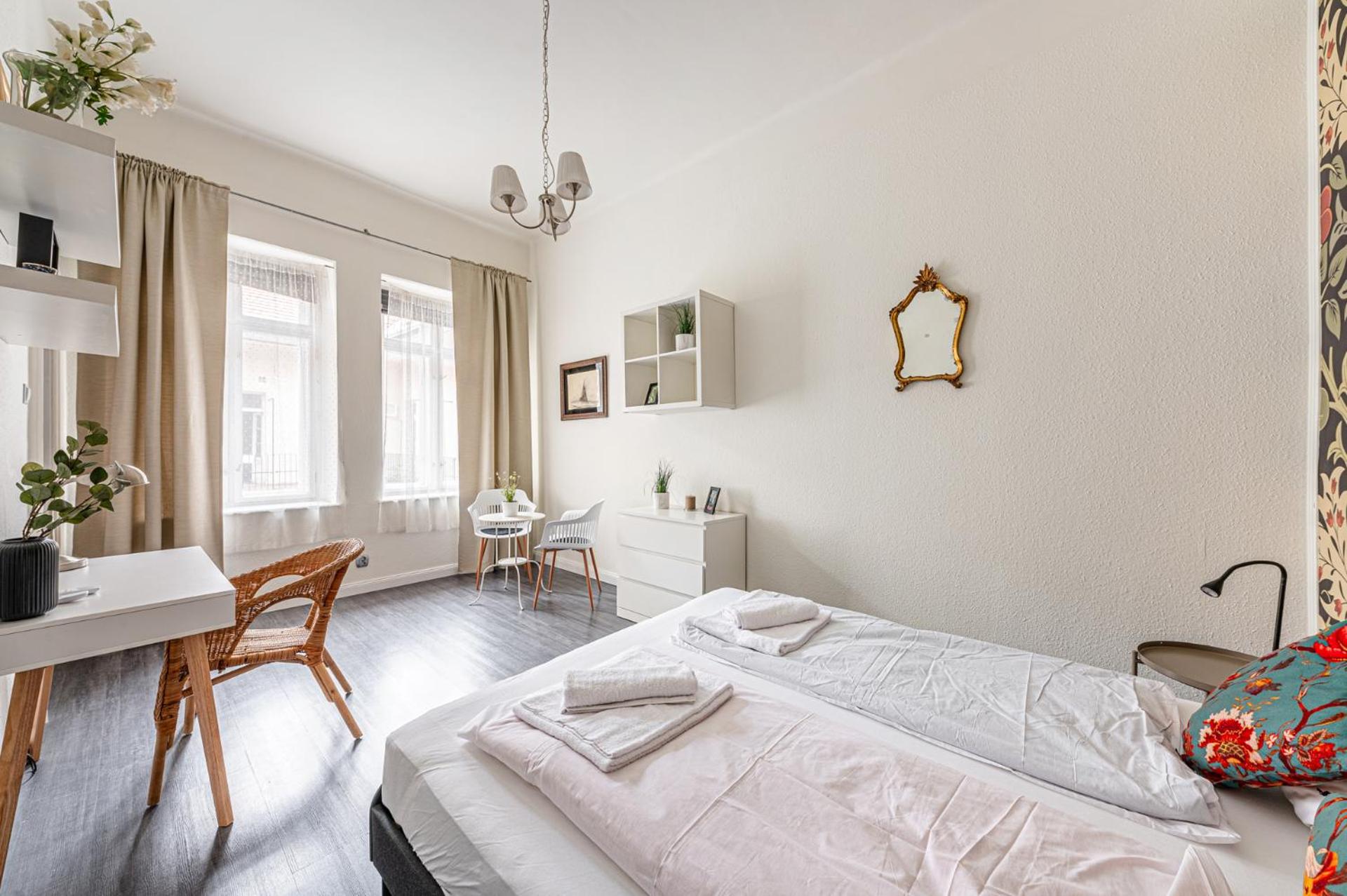 Chain Bridge Apt Cozy AC Comfort Near Everything