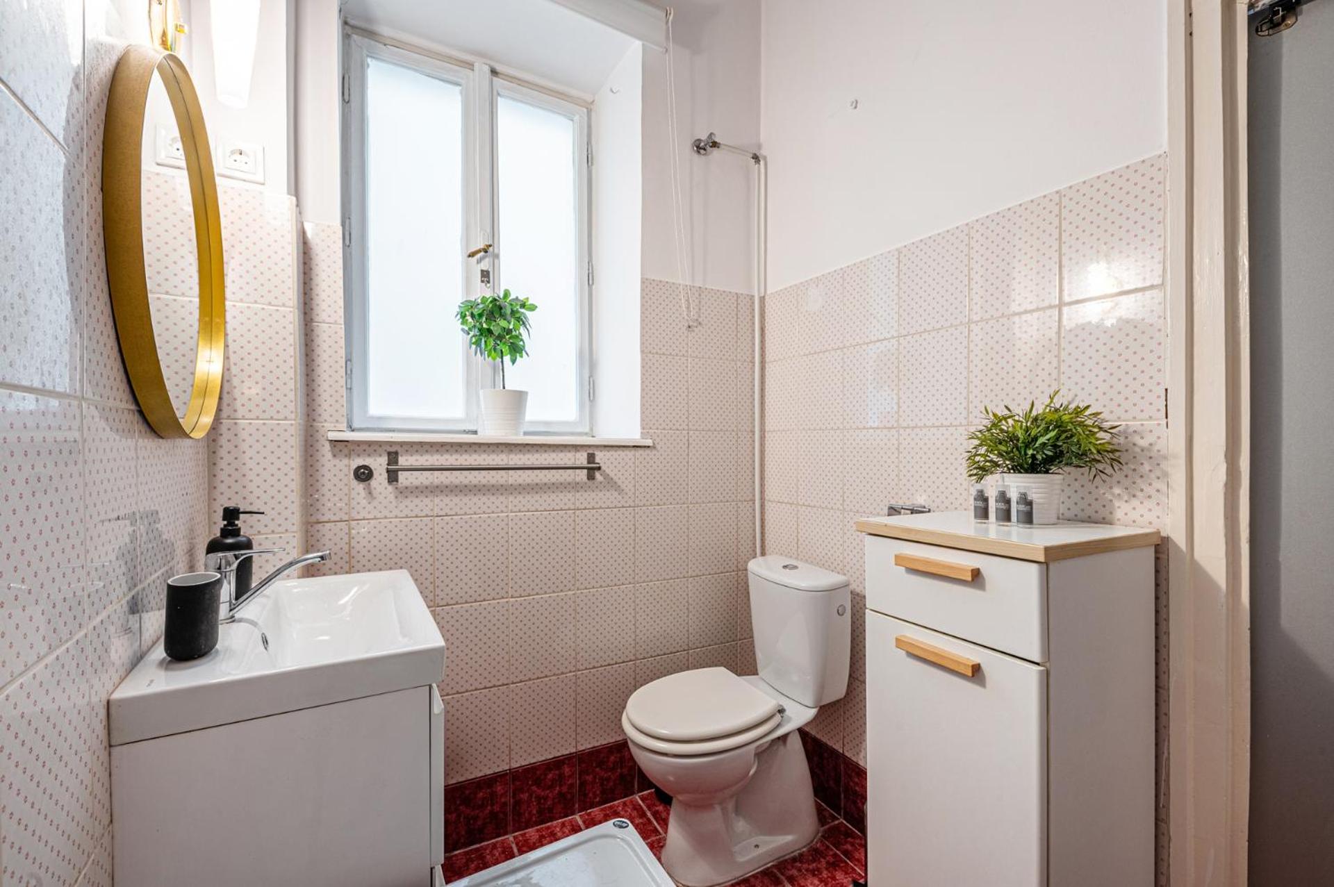 Chain Bridge Apt Cozy AC Comfort Near Everything