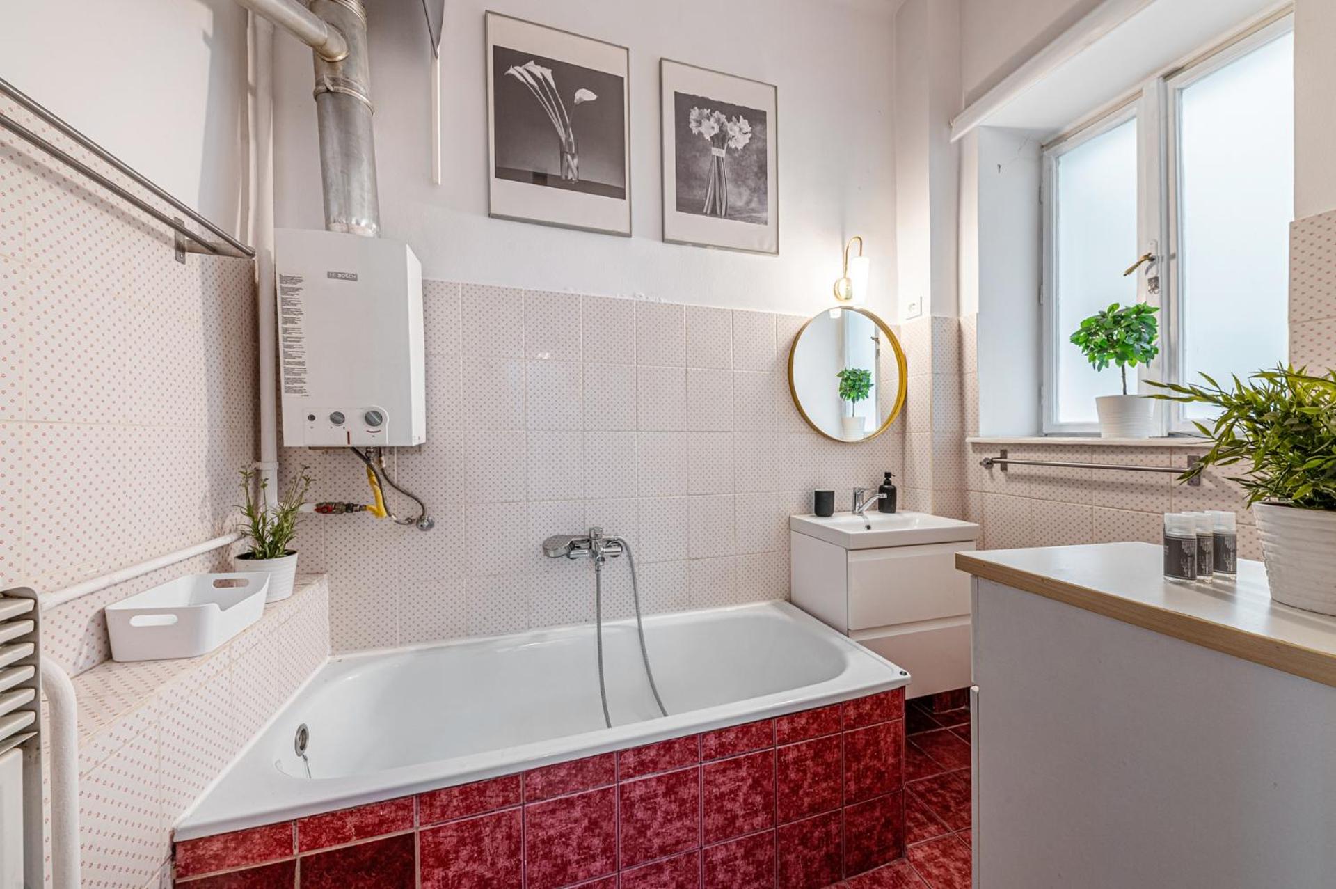 Chain Bridge Apt Cozy AC Comfort Near Everything