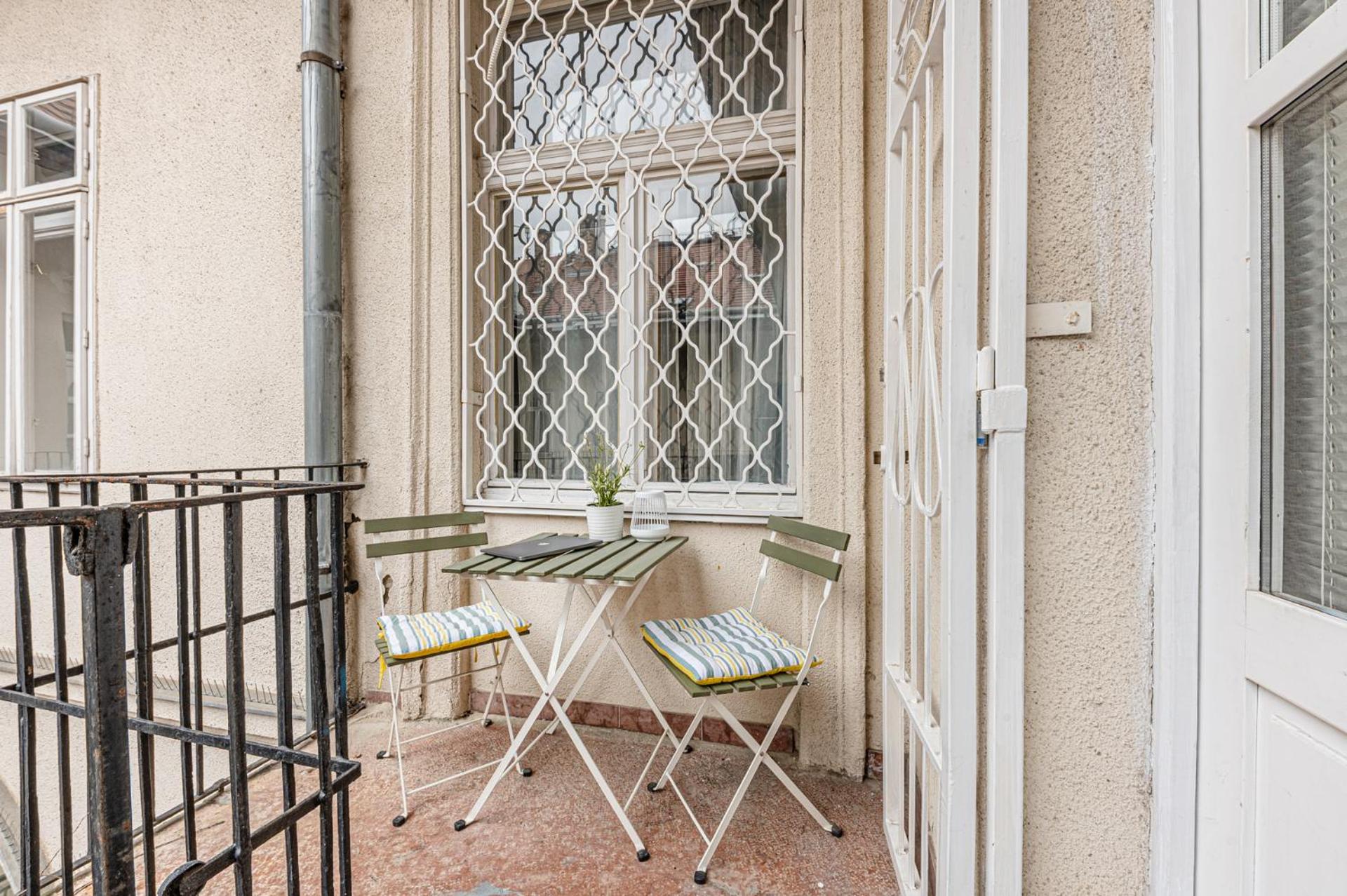 Chain Bridge Apt Cozy AC Comfort Near Everything
