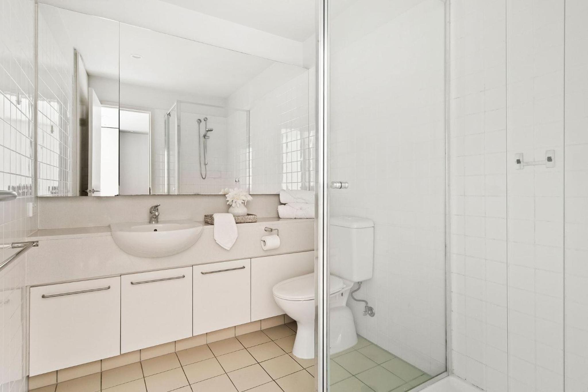 Stylish 2BR Apt Steps from Vic Market with Parking