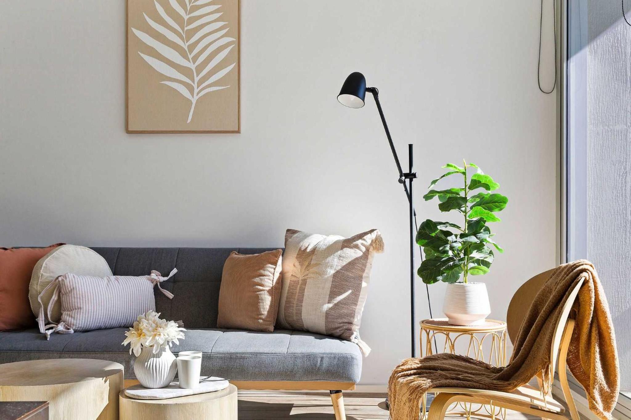 Stylish 2BR Apt Steps from Vic Market with Parking