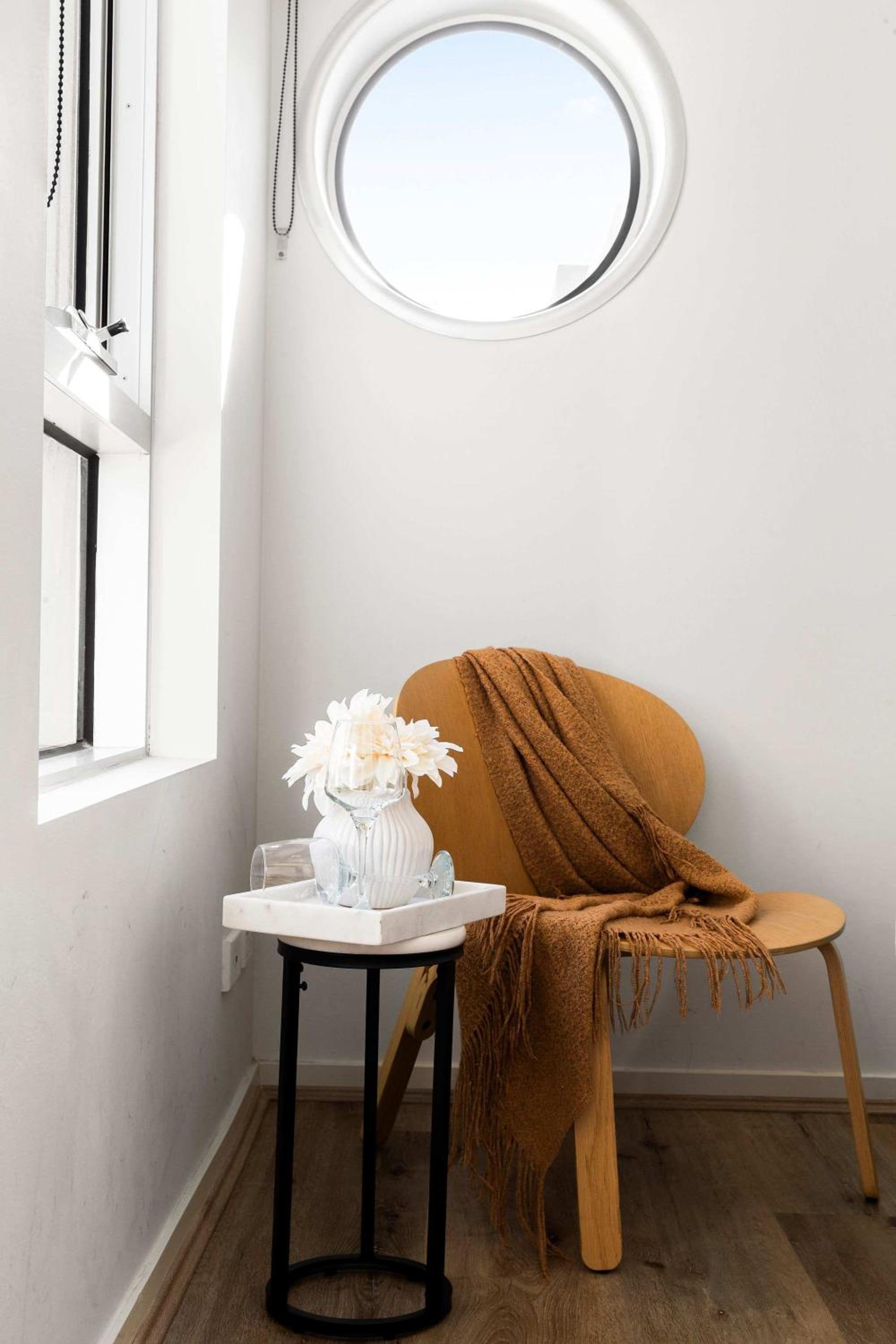 Stylish 2BR Apt Steps from Vic Market with Parking