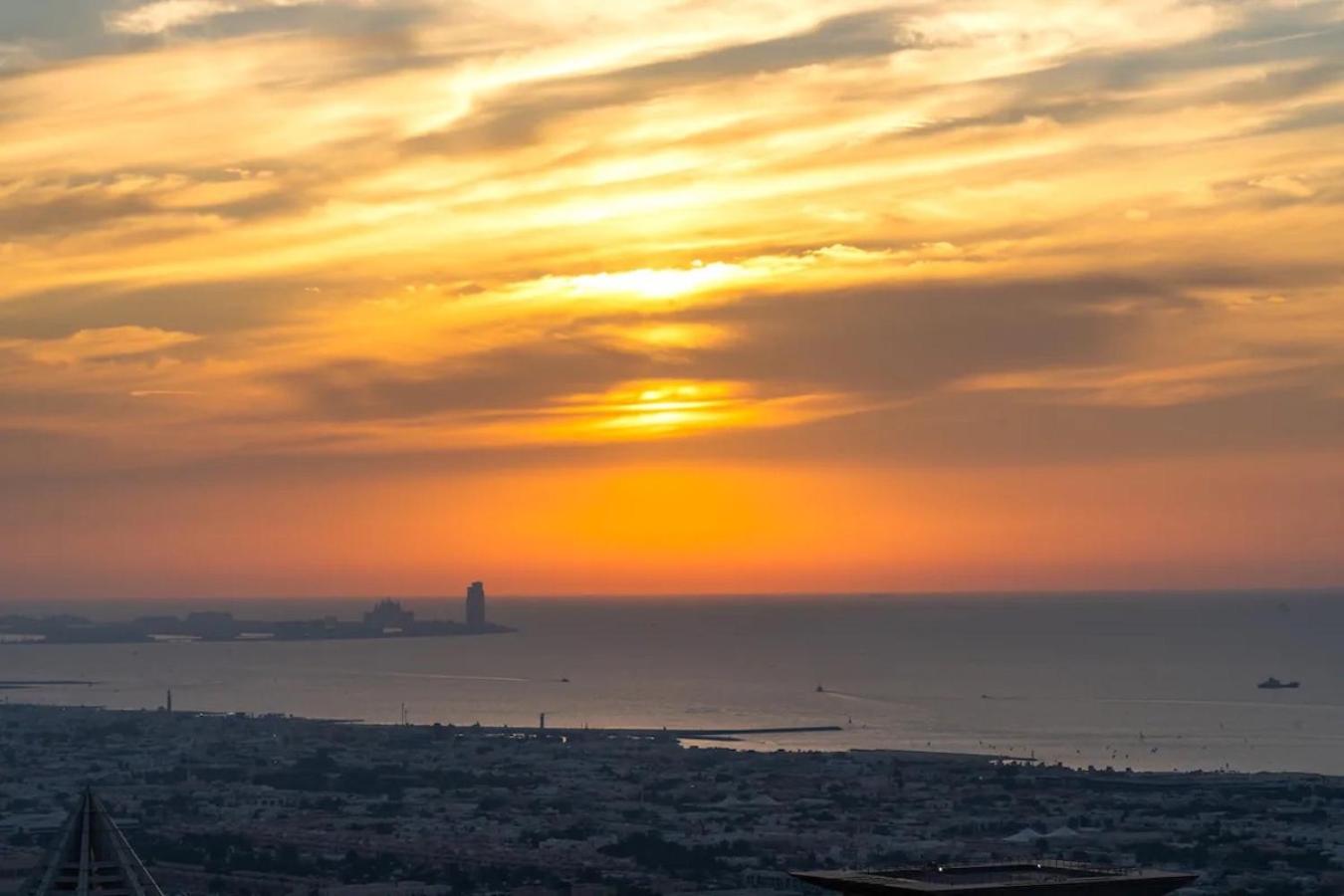 Luxury Seaview 2BR - Paramount Midtown - 6 Guests - 64F Pool Access & Burj View