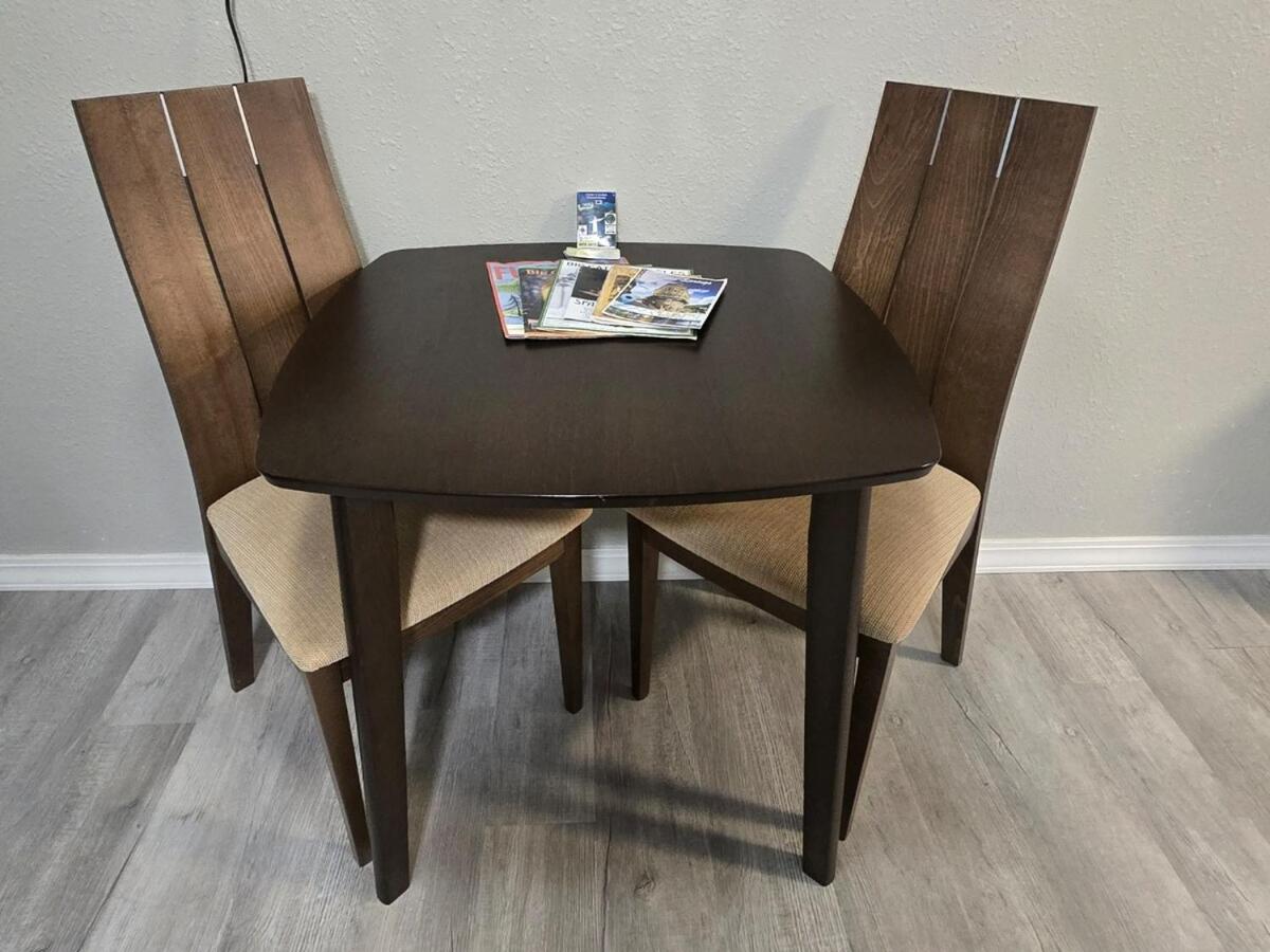 Downtown Eureka, 1 Queen bed, full kitchen, free parking