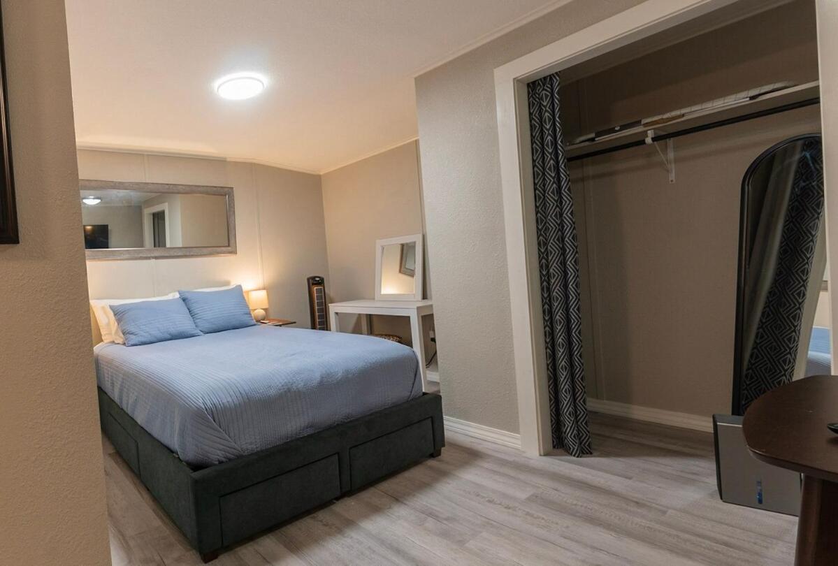 Downtown Eureka, 1 Queen bed, full kitchen, free parking