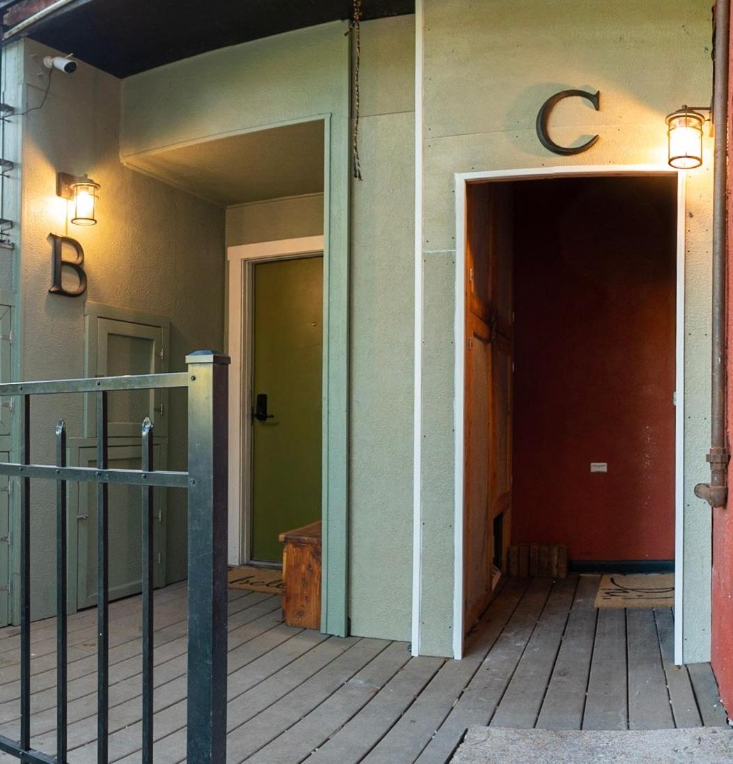 Downtown Eureka, 1 Queen bed, full kitchen, free parking