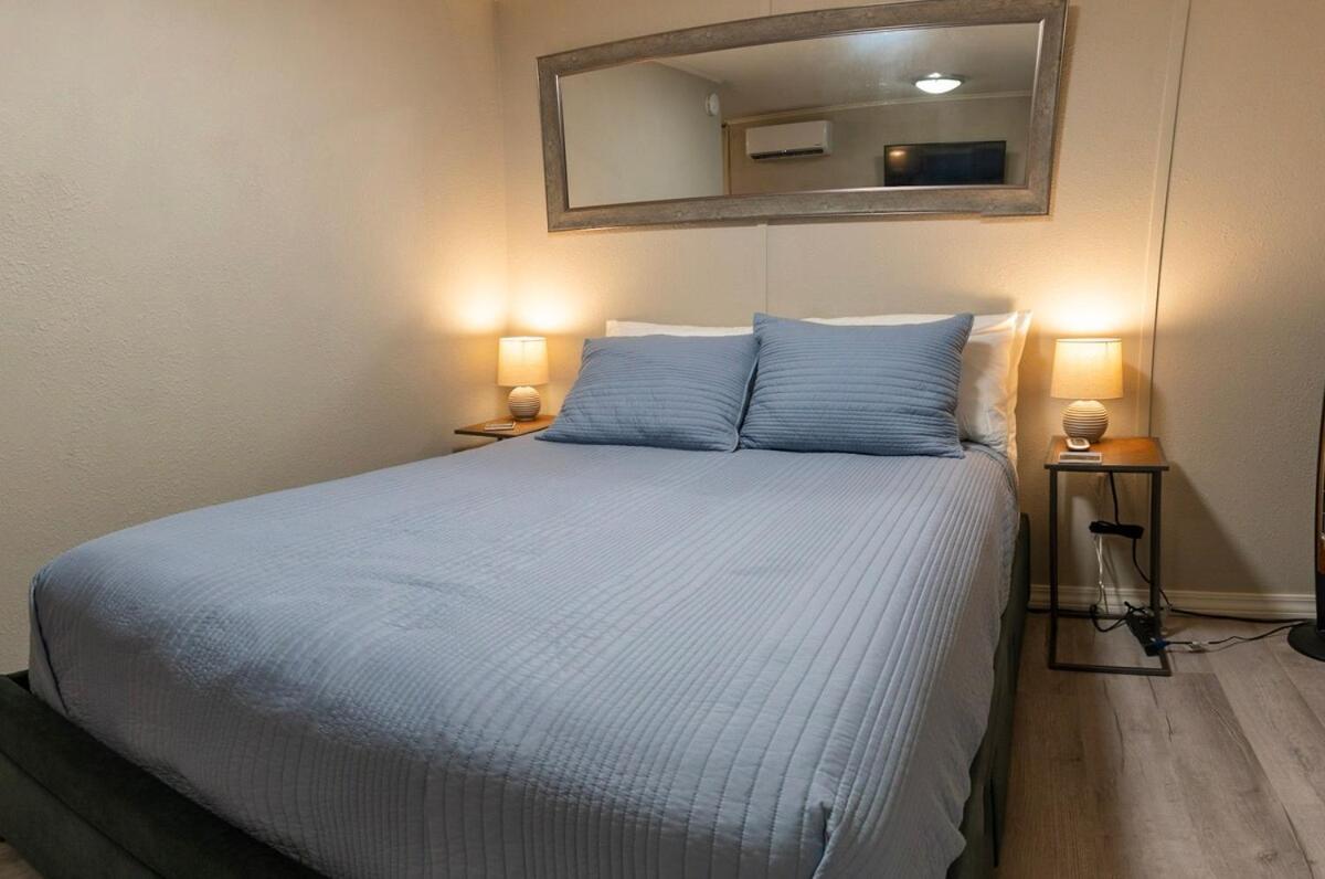 Downtown Eureka, 1 Queen bed, full kitchen, free parking