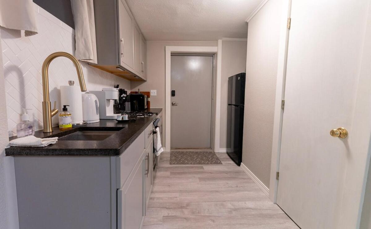 Downtown Eureka, 1 Queen bed, full kitchen, free parking