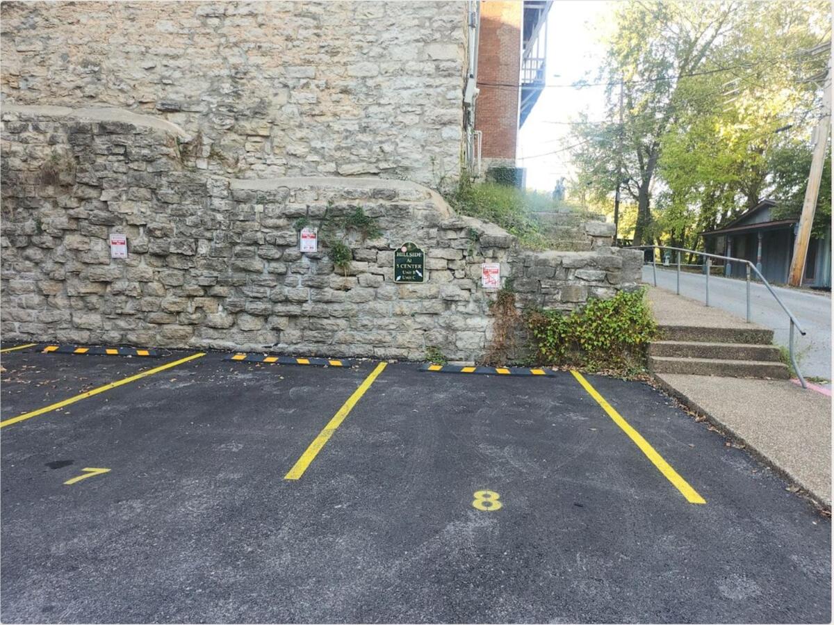 Downtown Eureka, 1 Queen bed, full kitchen, free parking