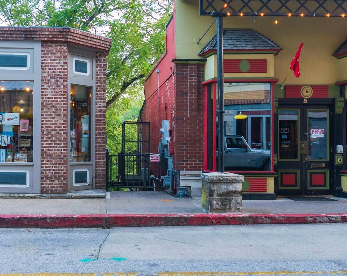 Downtown Eureka, 1 Queen bed, full kitchen, free parking