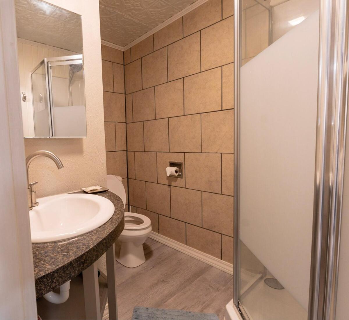 Downtown Eureka, 1 Queen bed, full kitchen, free parking
