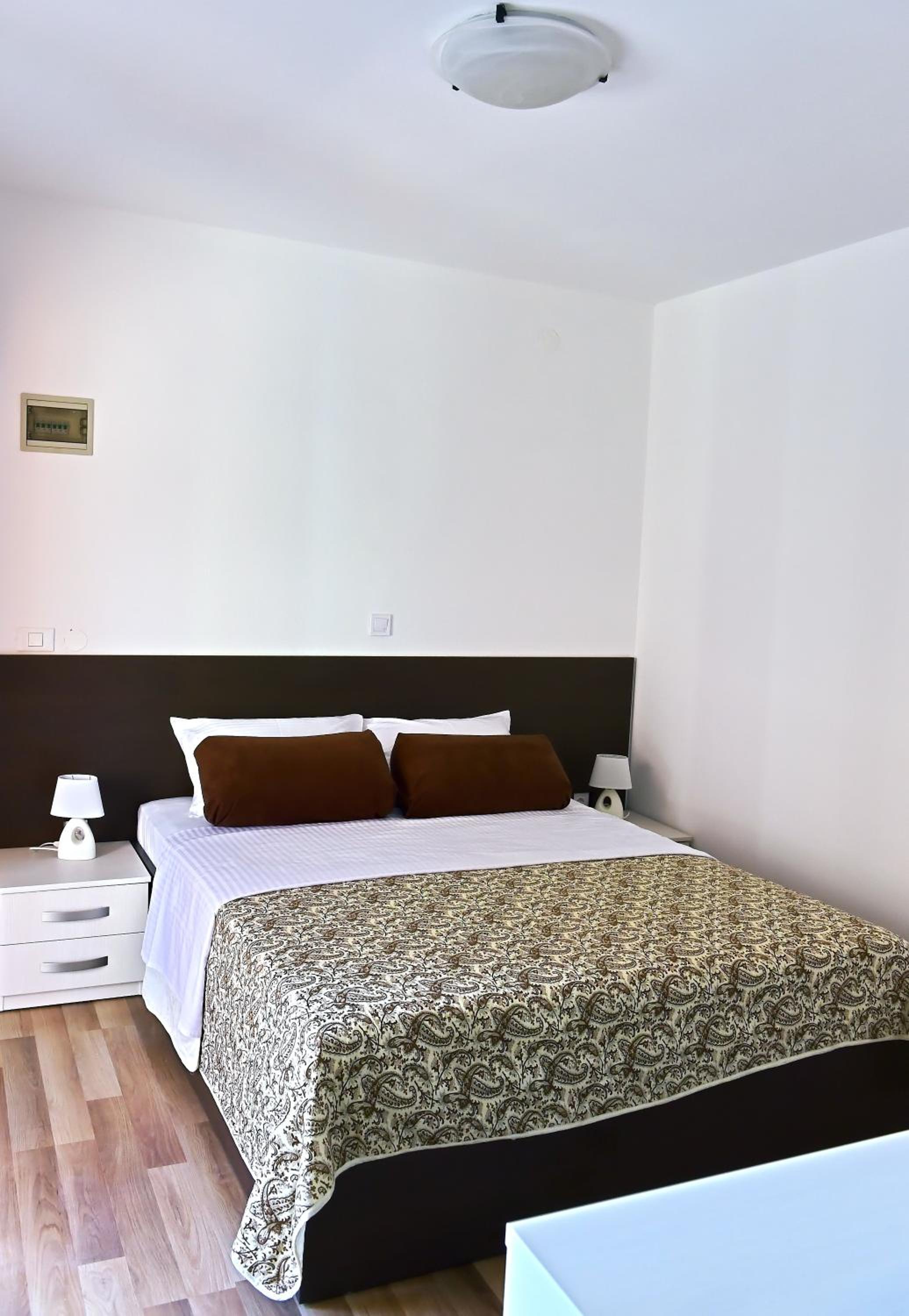 Apartments Zdjelar