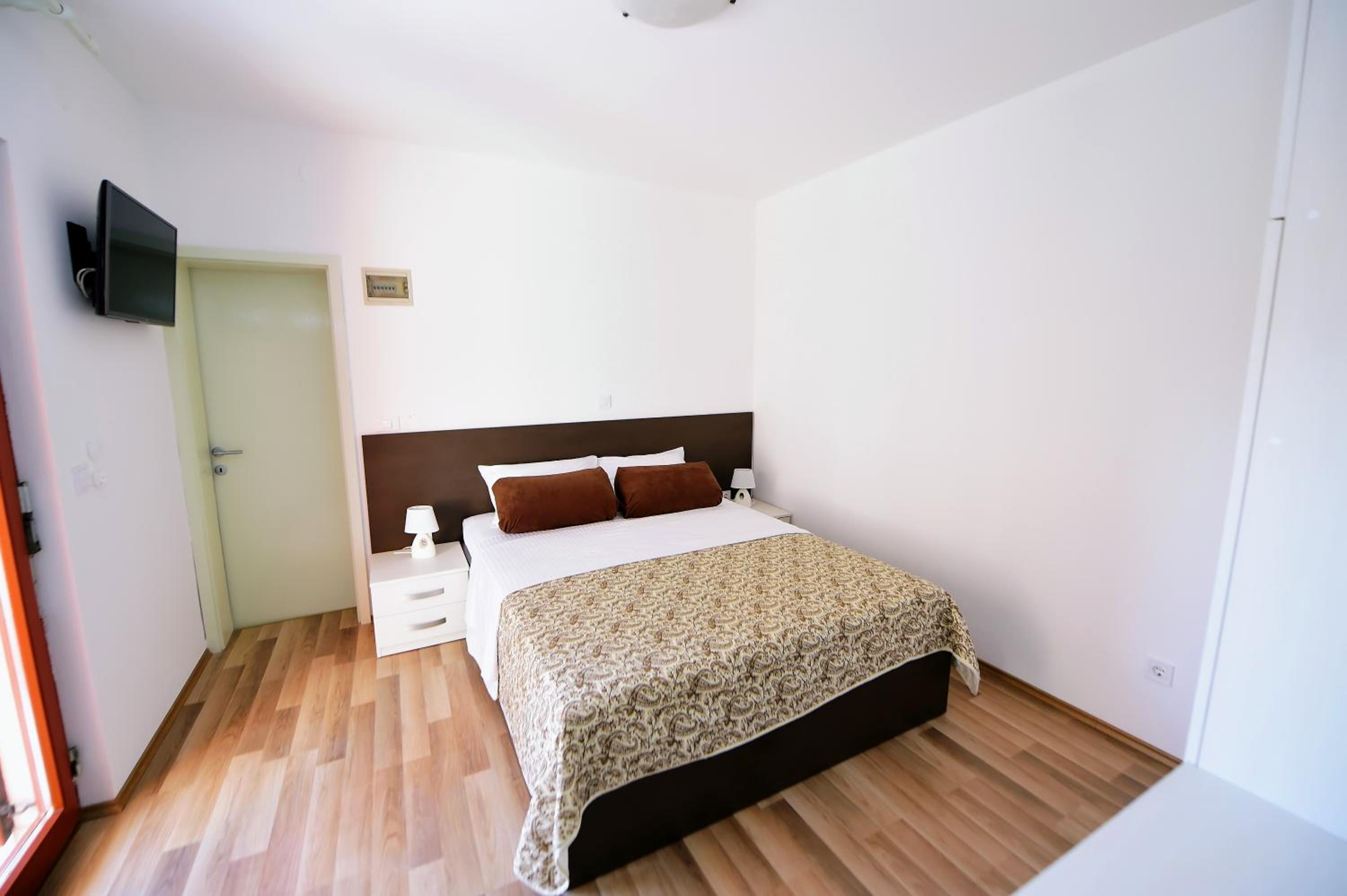 Apartments Zdjelar
